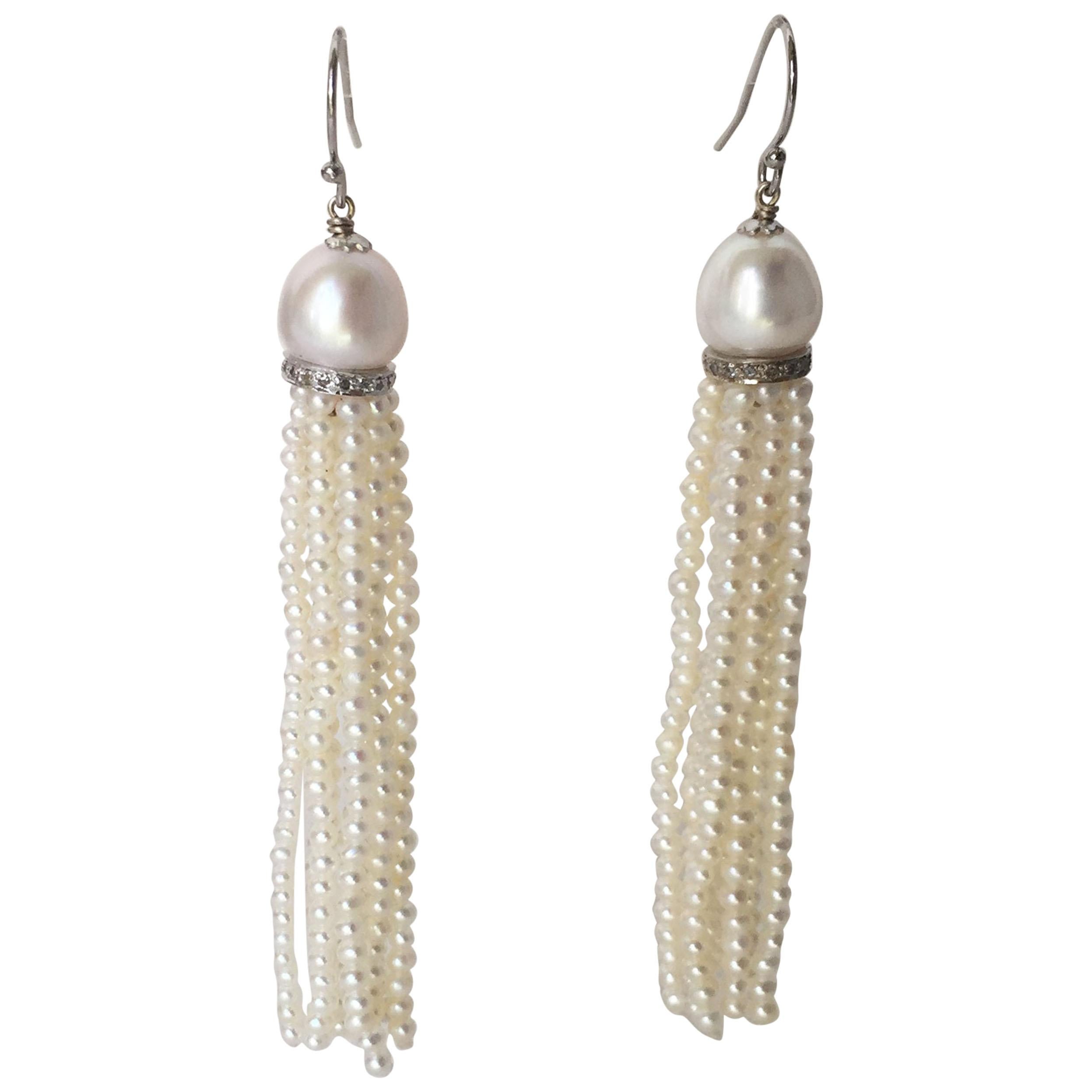 Marina J. Orecchini con nappe di perle coltivate bianche e oro bianco 14 carati  in vendita