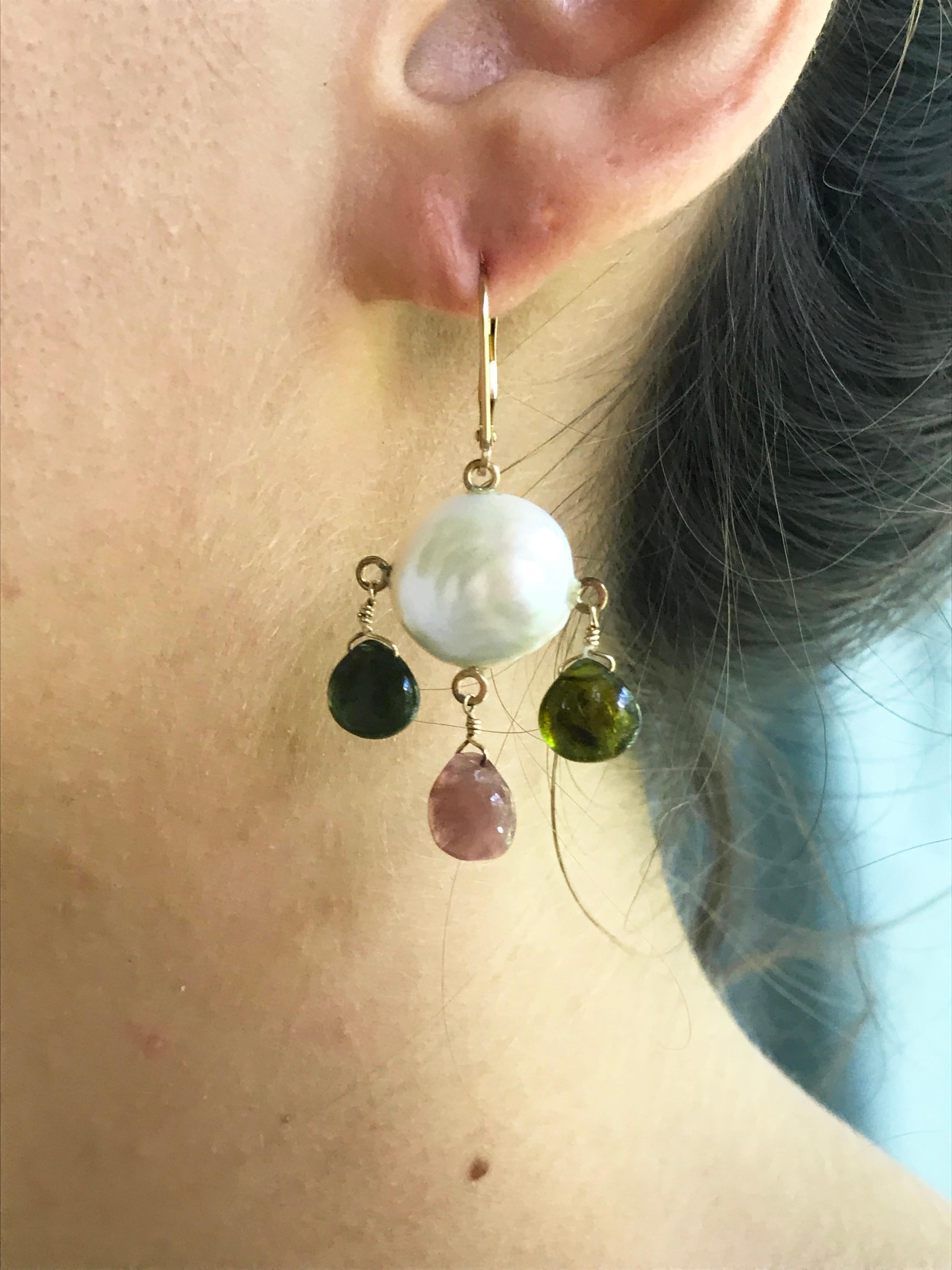 Perle Marina J Boucles d'oreilles en or 14 carats avec pièce de monnaie en perles blanches et perles en goutte en tourmaline multicolore en vente