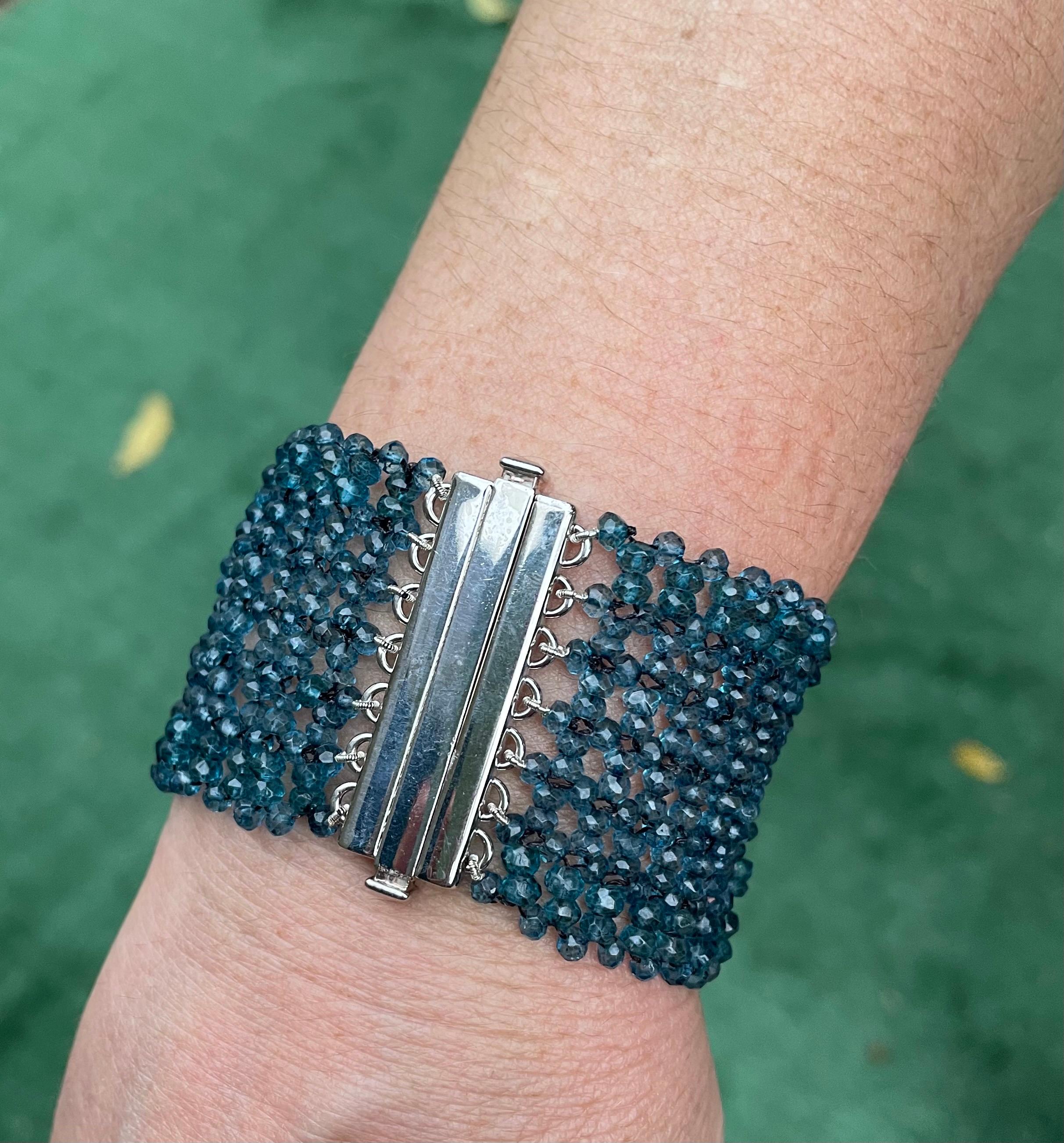 Marina J. Breites gewebtes Londoner Blautopas-Perlenarmband mit Silberverschluss (Künstler*in) im Angebot