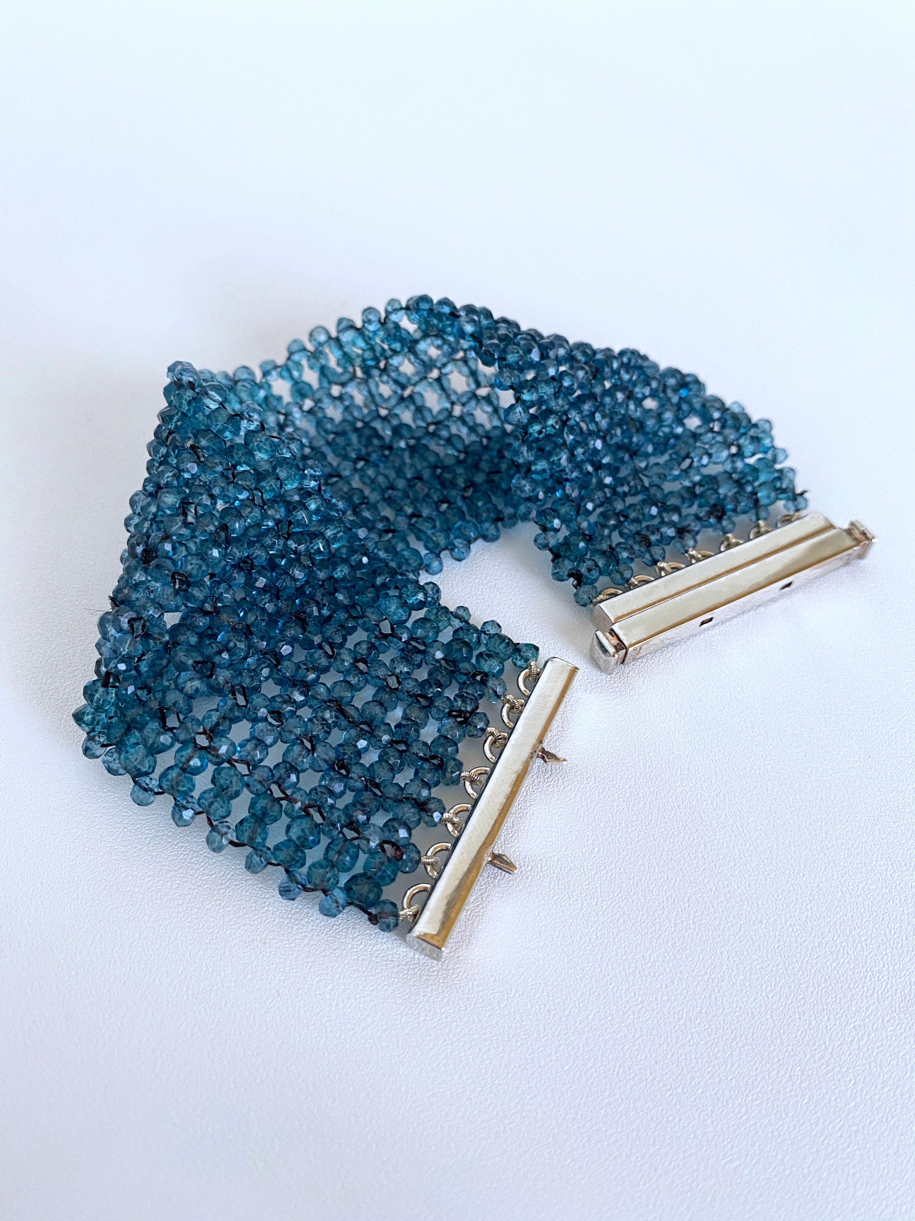 Marina J. Breites gewebtes Londoner Blautopas-Perlenarmband mit Silberverschluss Damen im Angebot