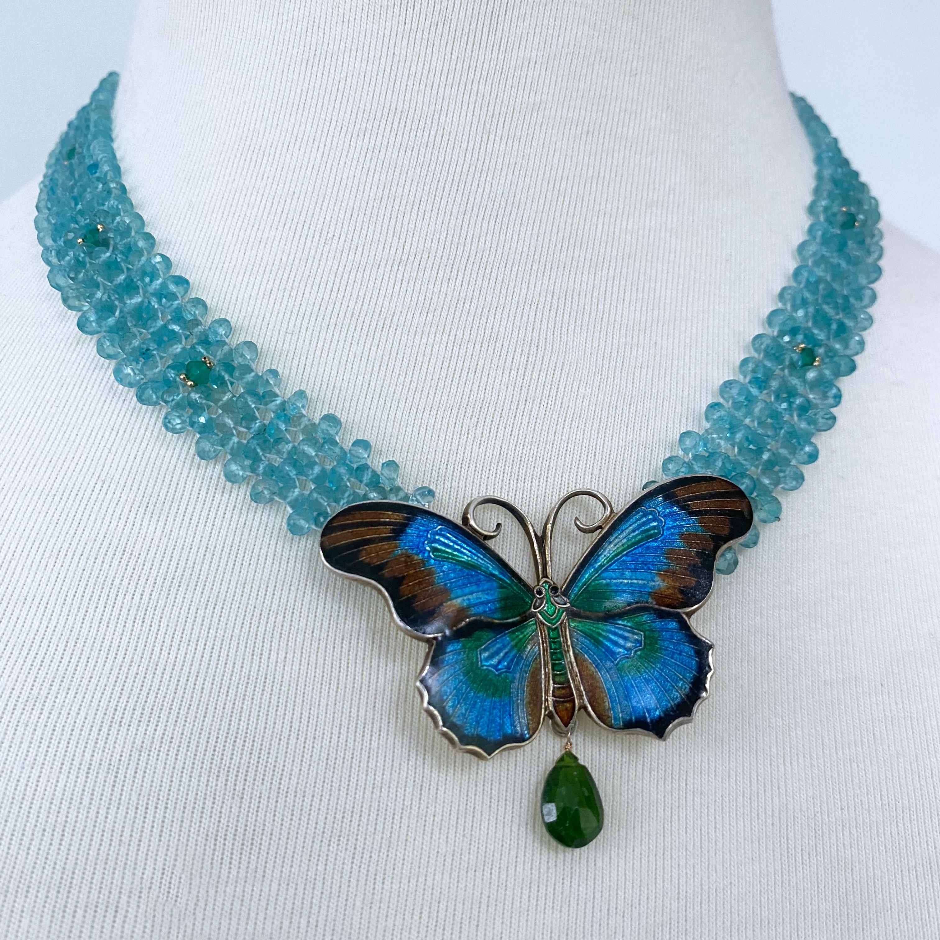 Esta pieza está hecha de aguamarina facetada, ónix verde y piezas de oro amarillo de 14 quilates, todo ello entretejido en un intrincado diseño de encaje apretado. Debido a la naturaleza translúcida de las piedras, este collar irradia magníficos