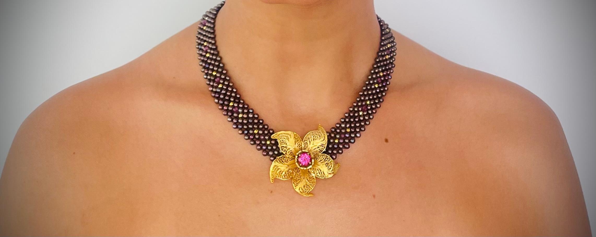 Marina J. Gewebte schwarze Perlenkette mit rosa Topas und goldenem geblümtem Tafelaufsatz (Kunsthandwerker*in) im Angebot