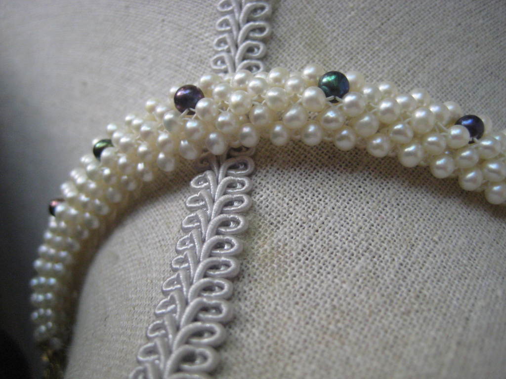 Marina J. Collier en corde de perles tissées avec accents de perles noires et or jaune 14 carats 9