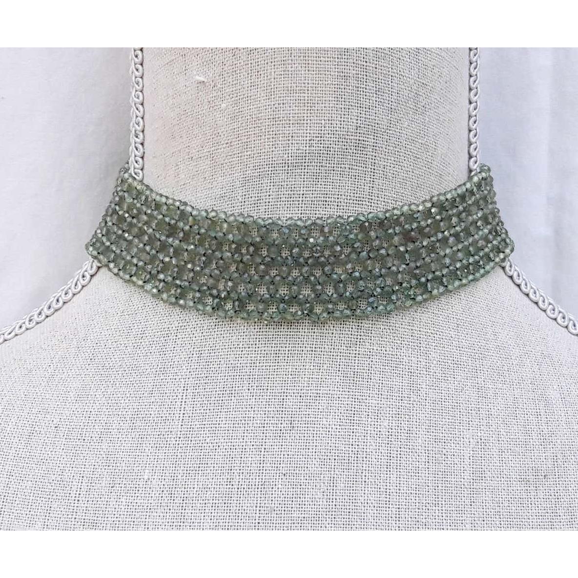 Le tour de cou en perles d'onyx vert tressé et facetté a été réalisé par Marina J avec un design effilé et un fermoir en argent plaqué or jaune. La couleur verte translucide de l'onyx semble éthérée et repose légèrement sur la peau. Ce délicat tour