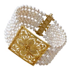 Marina J. Pulsera de perlas tejidas con centro floral y cierre de oro amarillo de 18k