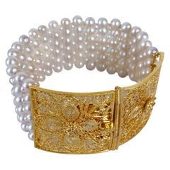 Marina J. Pulsera de perlas tejidas con cierre floral chapado en oro amarillo de 18k