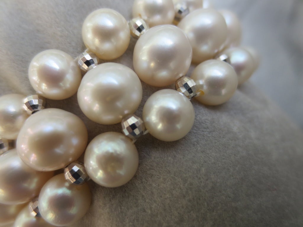 Le bracelet en perles blanches, tissé à la main de manière complexe, est rehaussé de perles à facettes en argent sterling de 3 mm. Chaque perle blanche a été choisie à la main par Marina J., allant de 5mm et 7mm de diamètre, créant un bracelet de