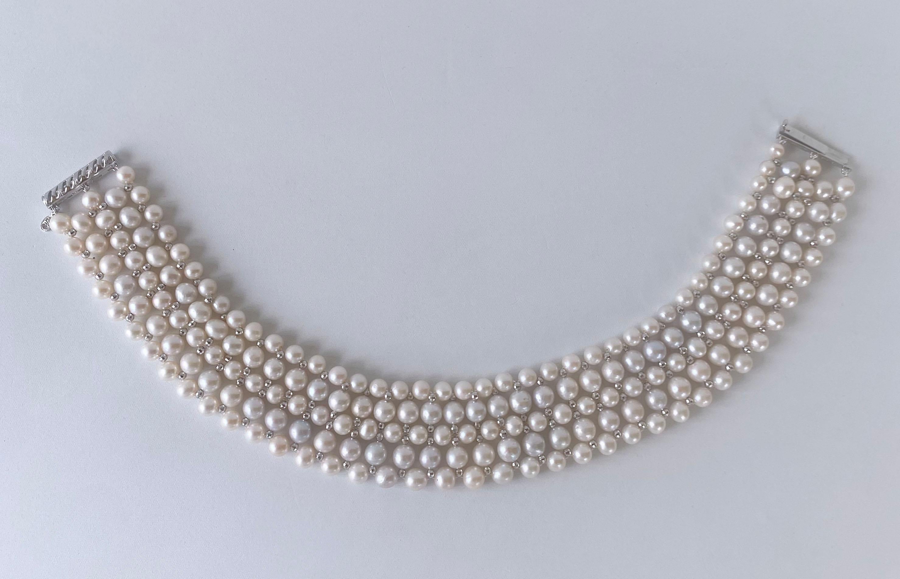 Perle Marina J., choker en perles tissées avec perles facettées plaquées or et fermoir décoratif en vente