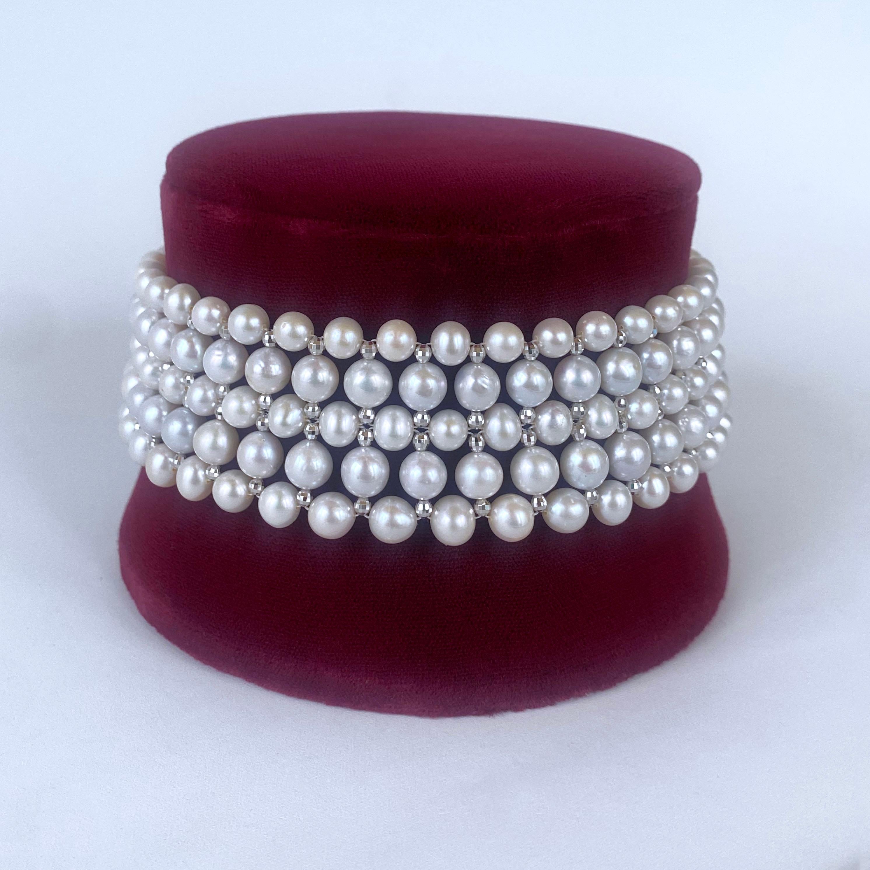 Marina J., choker en perles tissées avec perles facettées plaquées or et fermoir décoratif Pour femmes en vente