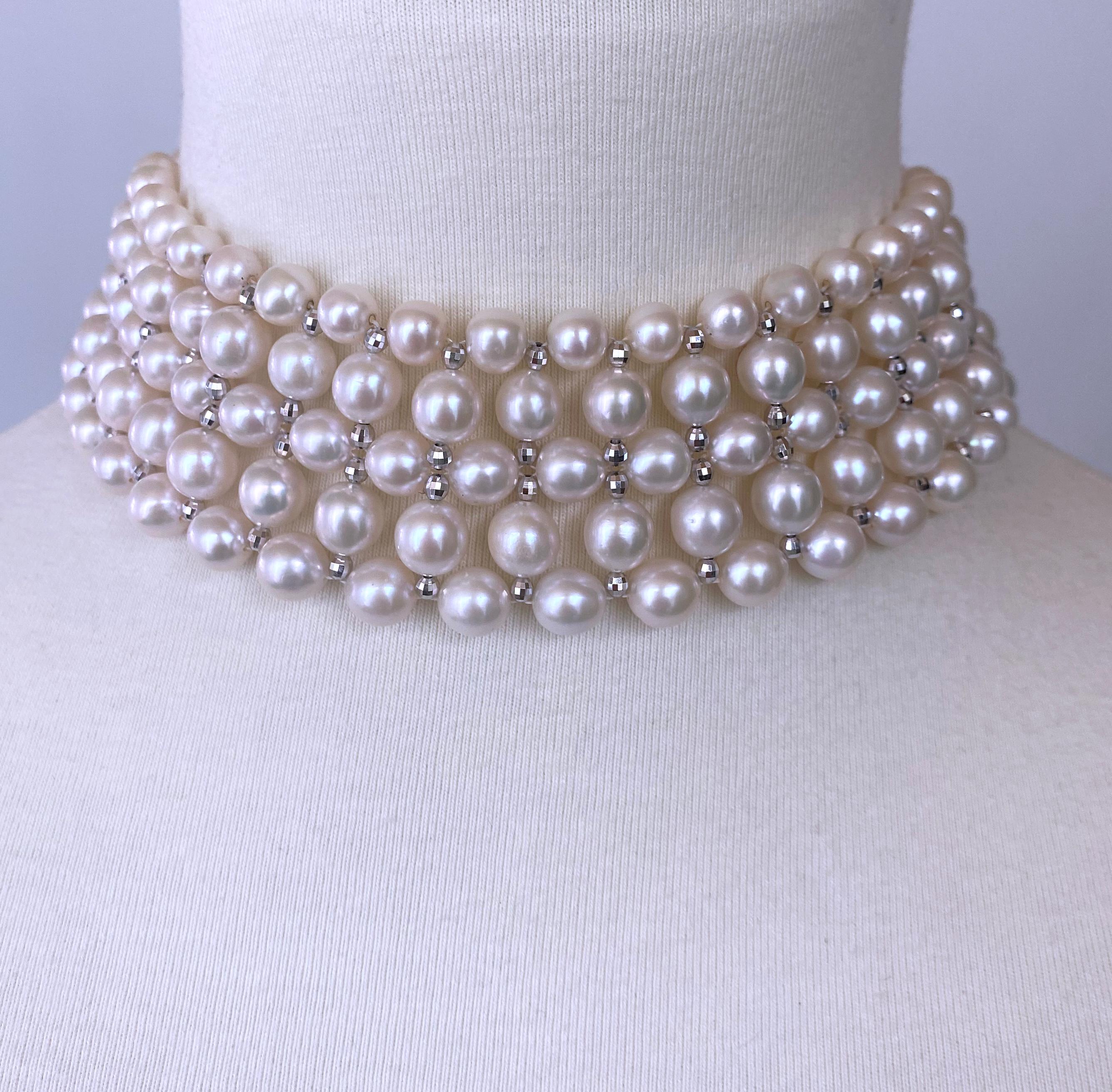 Perle Marina J., tour de cou en perles tissées avec accents disco en métal rhodié argenté en vente