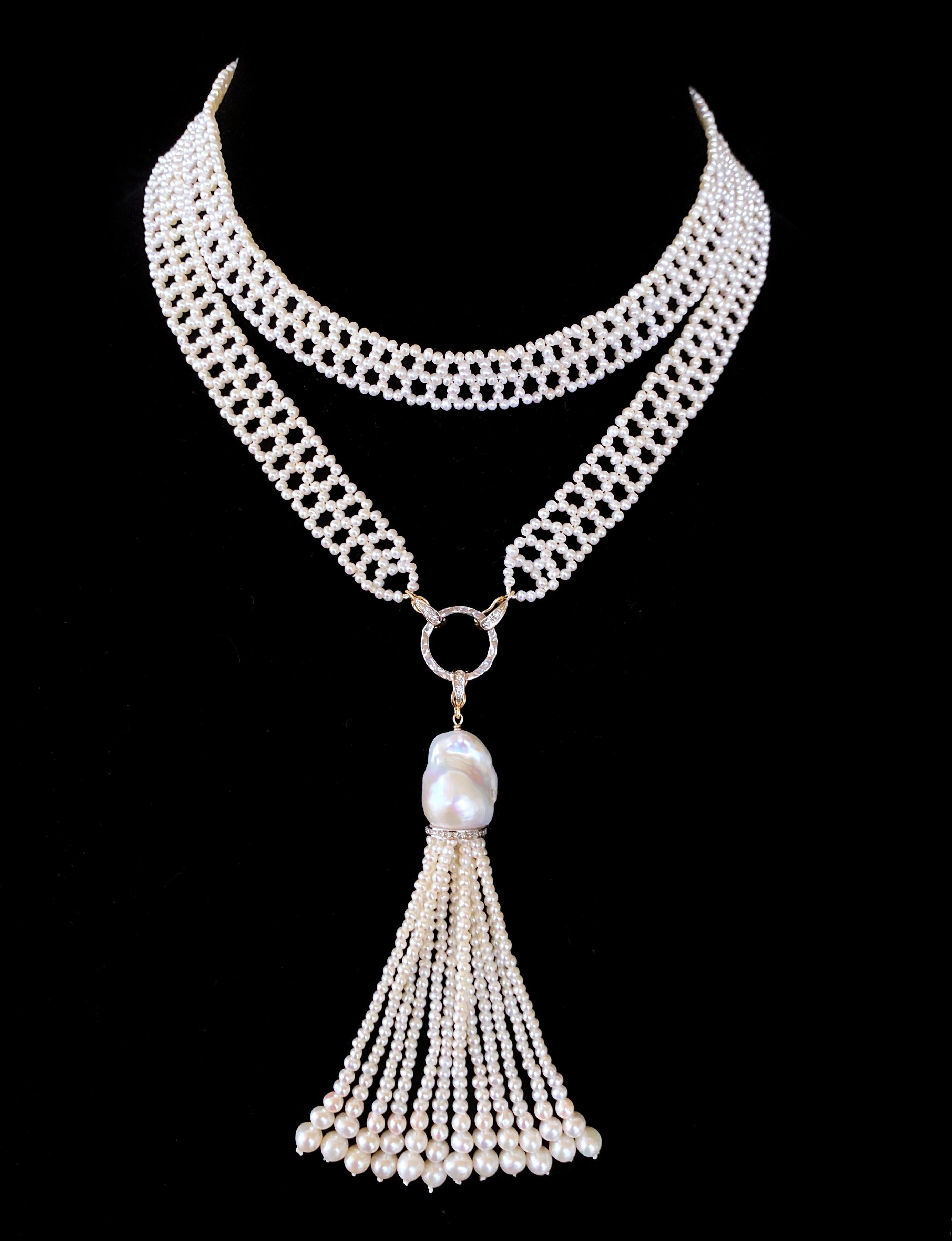 Hergestellt von Marina J. Dieses prächtige viktorianische Sautoir ist mit wunderschönen Perlen besetzt, die in einem feinen, spitzenähnlichen Muster miteinander verwoben sind. Die Saatperlen in diesem Stück haben eine weiße/zarte cremefarbene Farbe