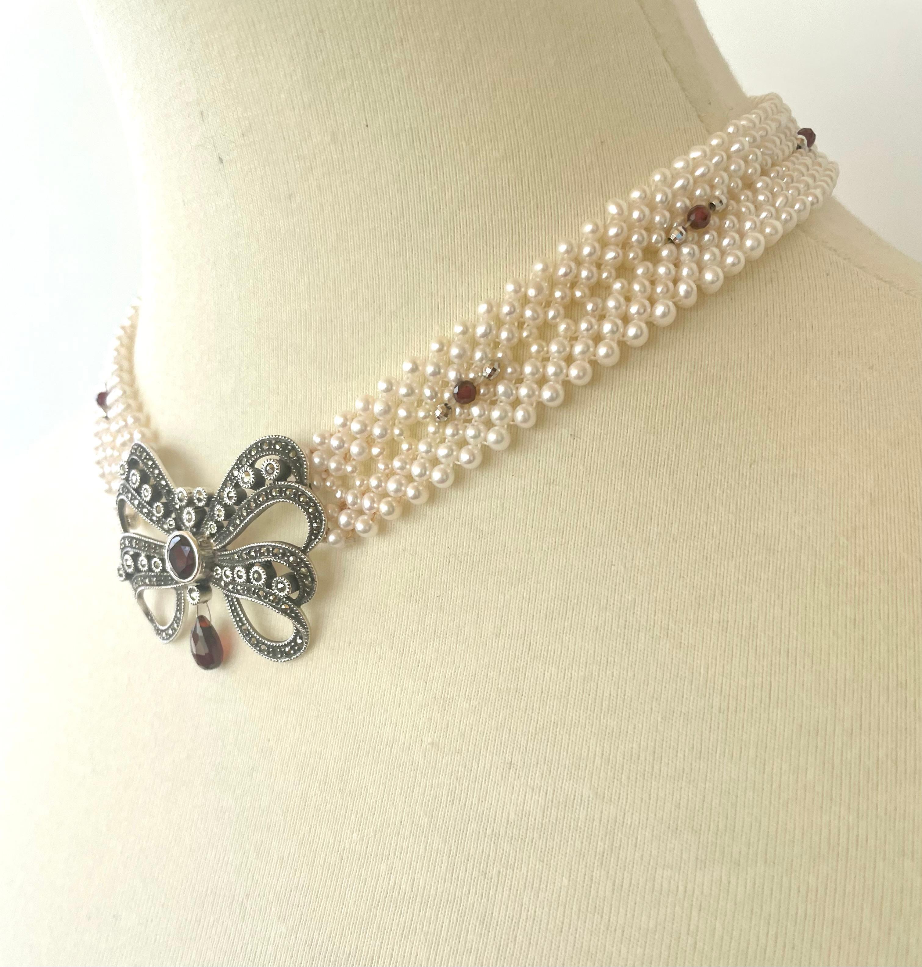 Diese wunderschön handgefertigte, geflochtene weiße Perlenkette ist mit einer Vintage-Silberbrosche mit Markasitbeschlägen versehen. Diese Halskette aus 2 mm großen Perlen besteht aus facettierten Silber- und Granatperlen, die die Brosche perfekt