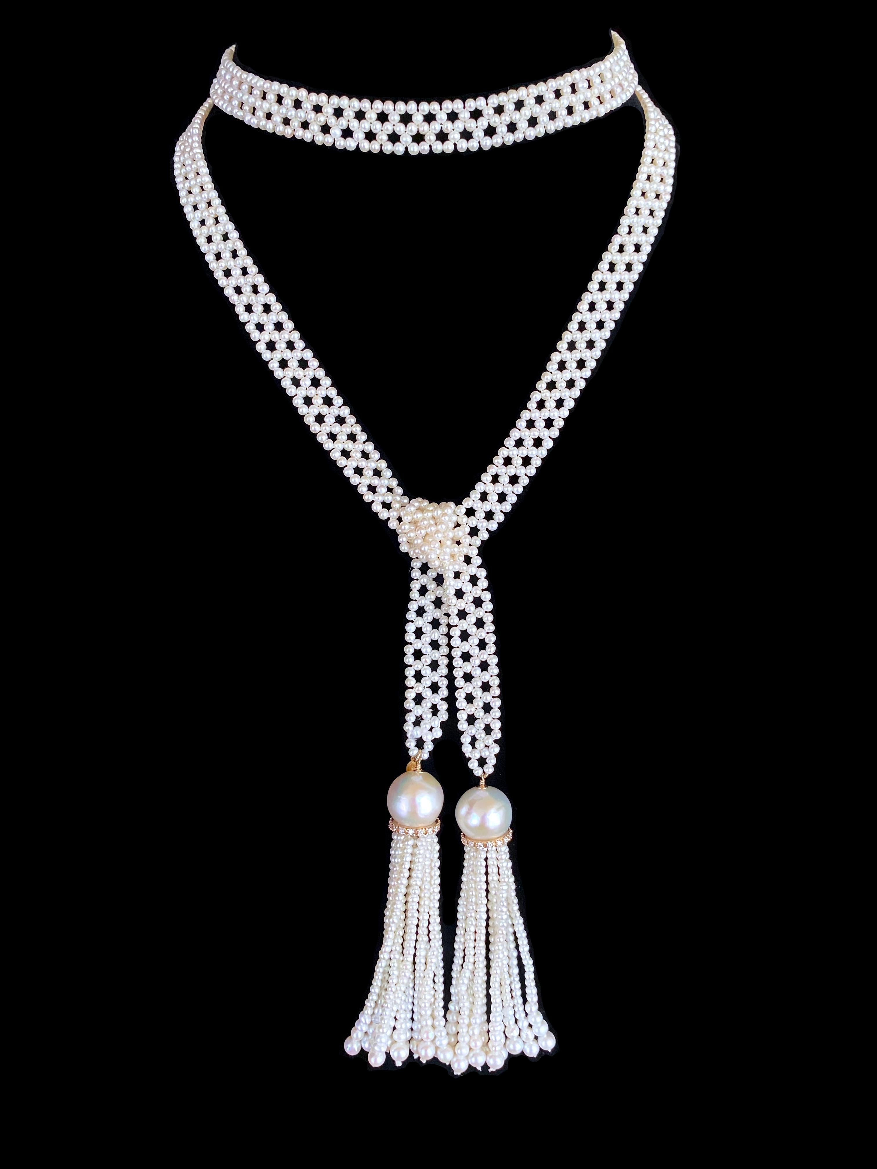 Magnifique et élégant Sautoir classique de Marina J. Ce Sautoir est composé de perles de rocailles parfaites, tissées de façon complexe pour former un motif fin semblable à de la dentelle. Mesurant 37,5 pouces de long sans les glands, ce sautoir se