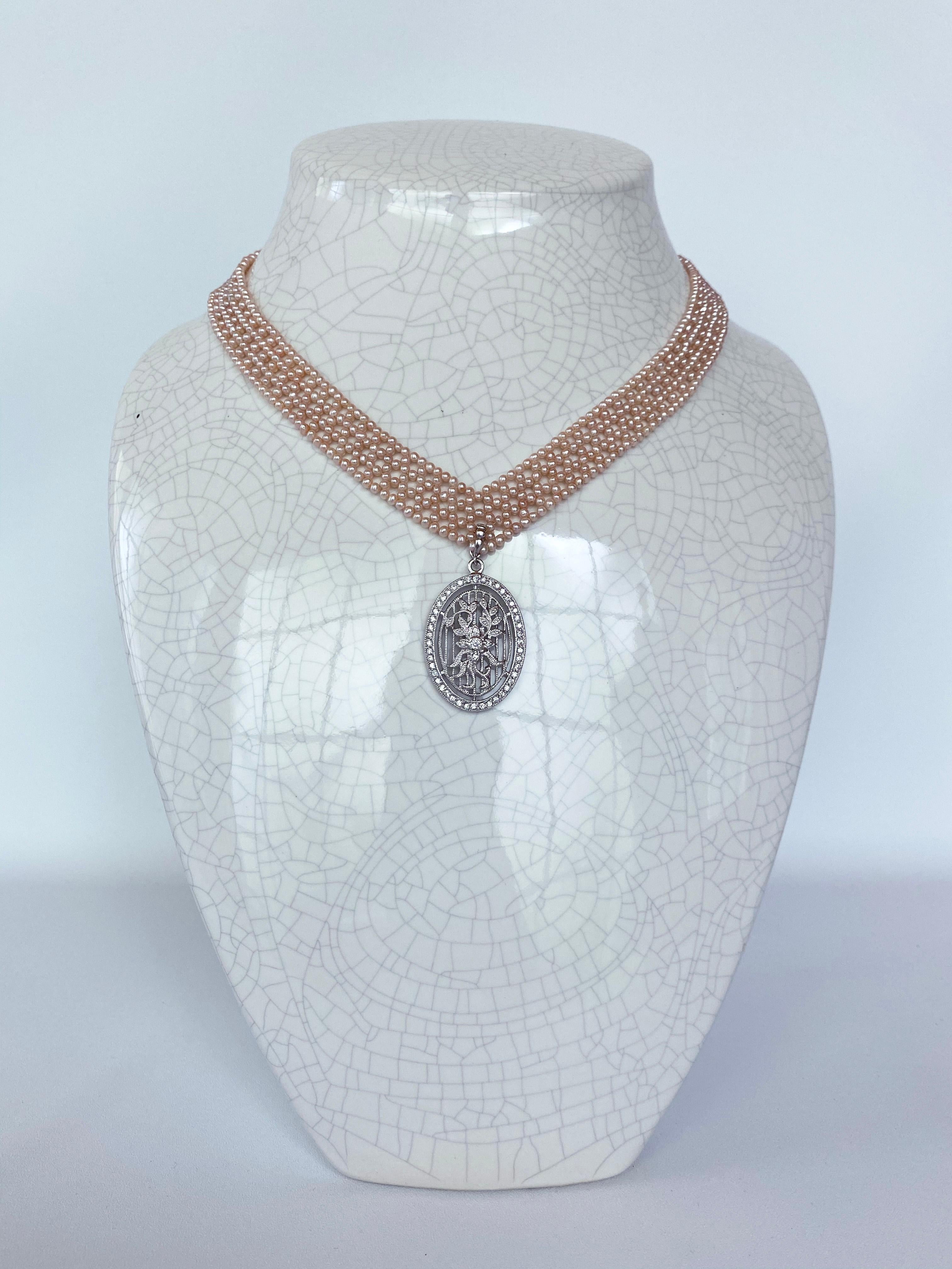 Marina J. Gewebte rosa Perlen-Halskette „V“ mit 14k Weißgold vergoldetem Schiebeverschluss (Künstler*in) im Angebot