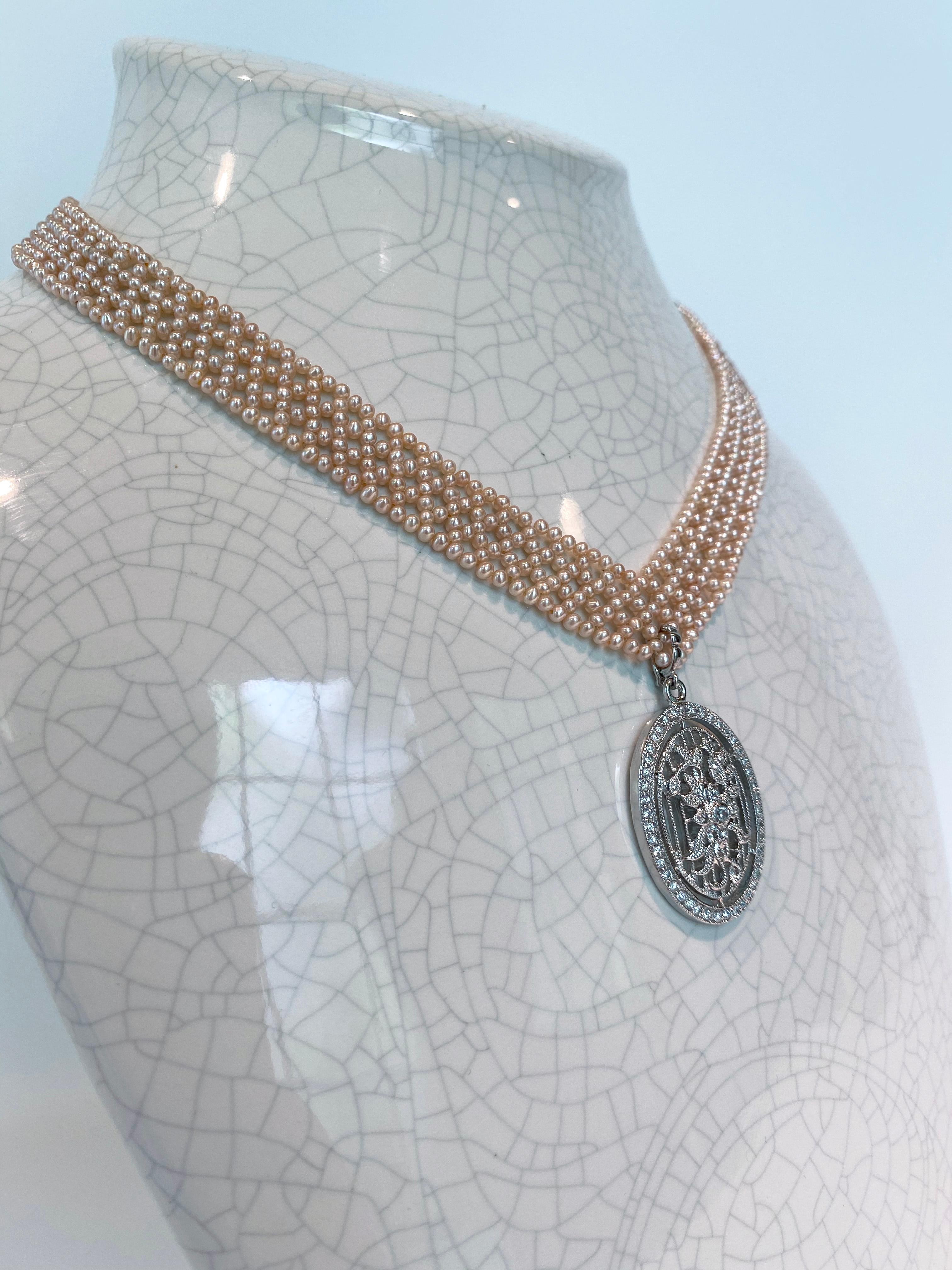Perle Marina J. Collier « V » en perles roses tissées avec fermoir coulissant plaqué or blanc 14 carats en vente