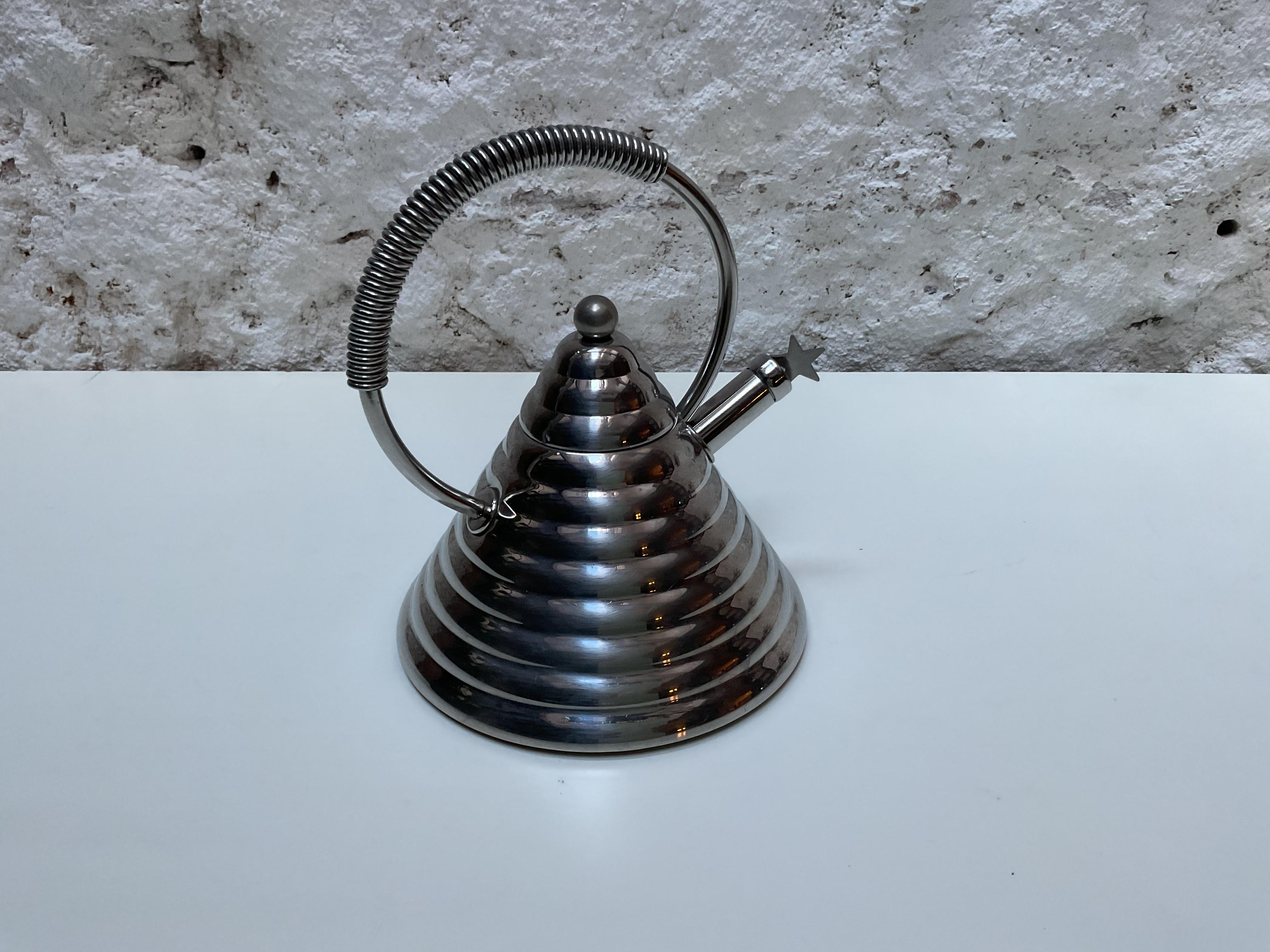 Marina Sgarbi Wasserkocher für Stella Collection'S, Italien, 1980er Jahre

Eleganter Vintage-Wasserkessel, entworfen von Marina Sgarbi für die Stella Collection'S, Archimede Design, hergestellt in Italien um 1980. Ein schönes Beispiel für