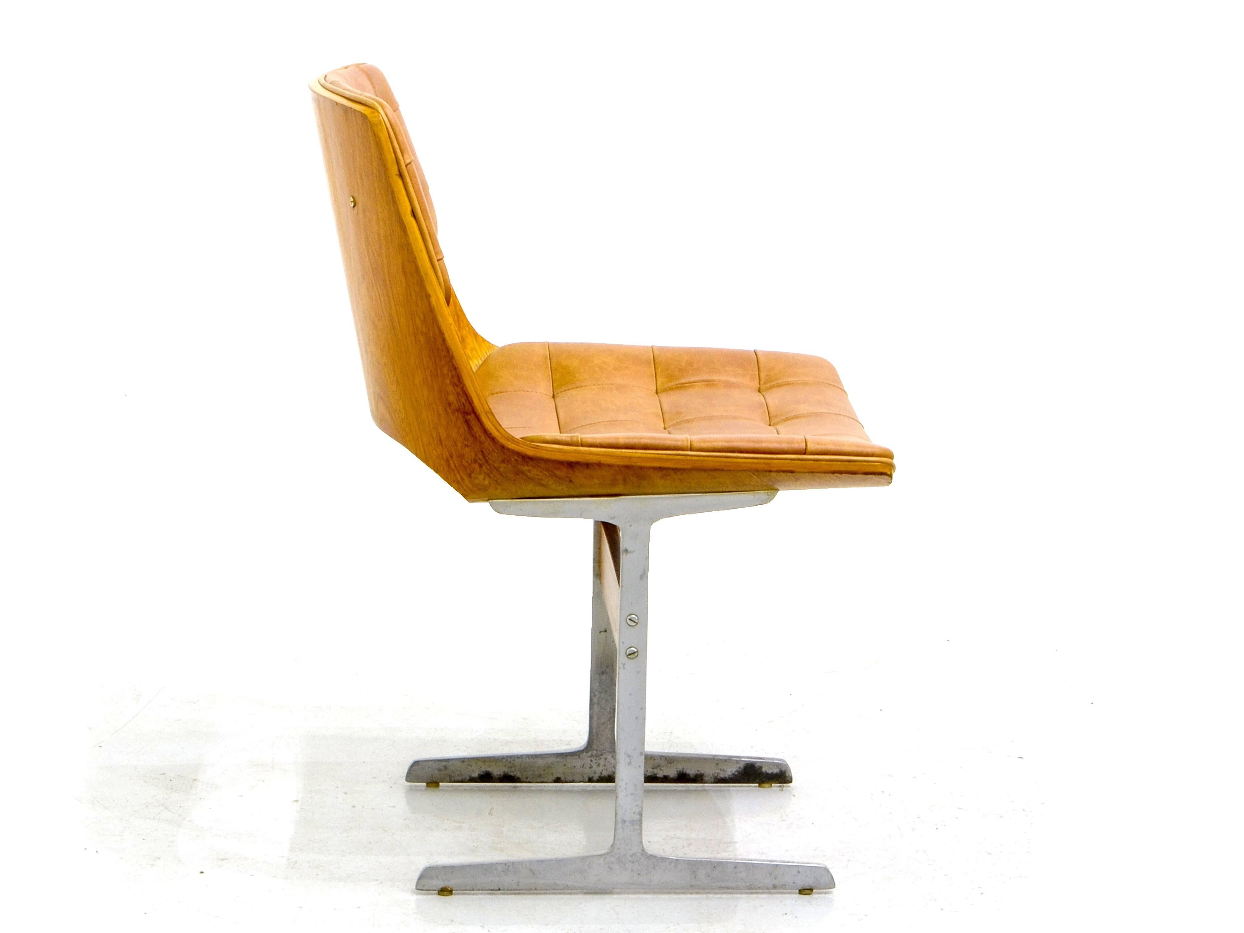 A simple and beautiful piece created by Jorge Zalszupin, one of the designers that best represent the Brazilian modernist tradition. This comfortable and delicate chair has its structure entirely made of tropical wood and is upholstered in natural