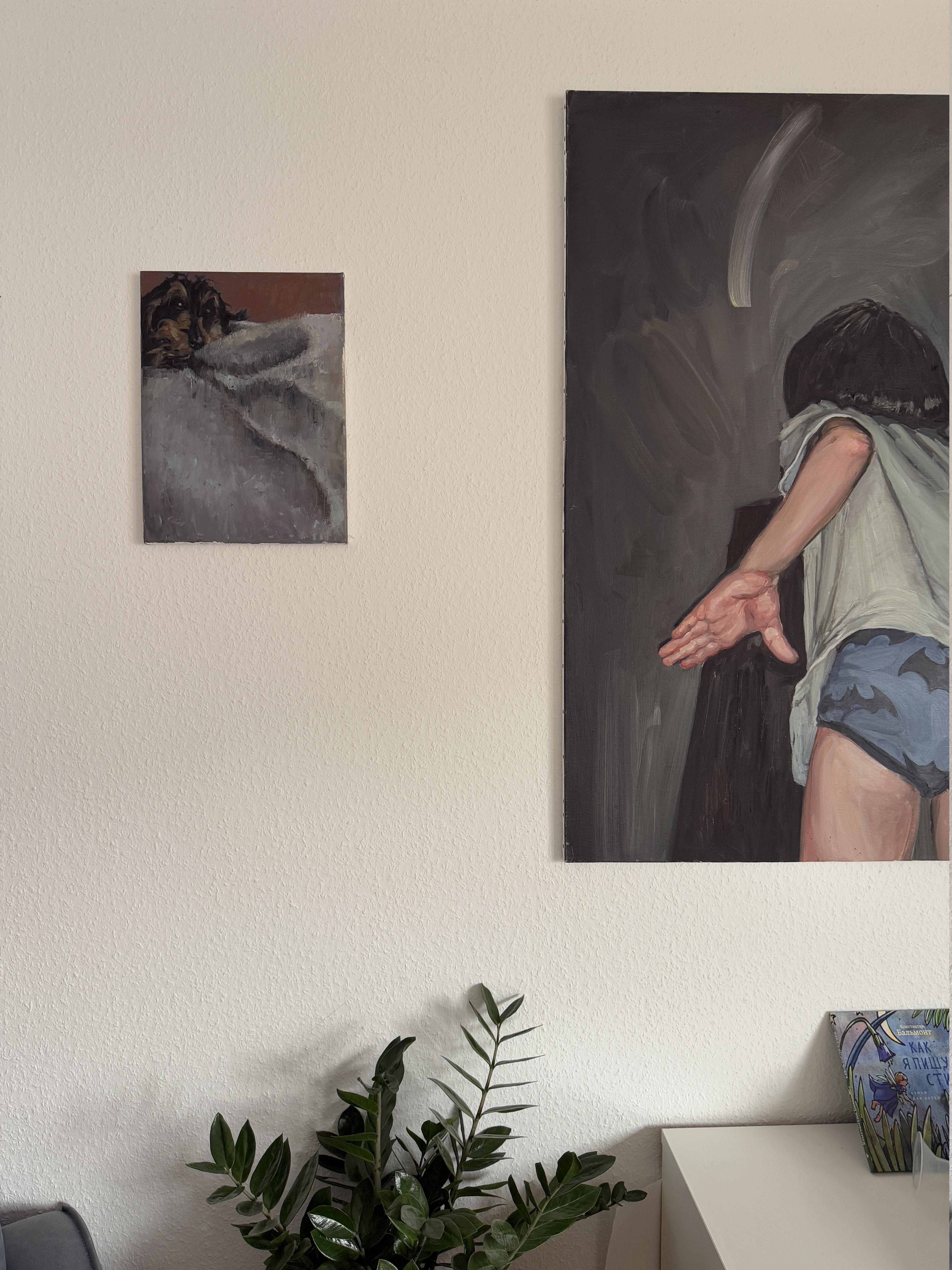 Dieses kleine, aber feine und elegante Werk zeigt das Porträt eines Hundes, der auf einer grauen Decke liegt. Sein selbstbewusster und minimalistischer Ausdruck zieht sofort die Aufmerksamkeit auf sich. Die ungewöhnliche, minimalistische Komposition
