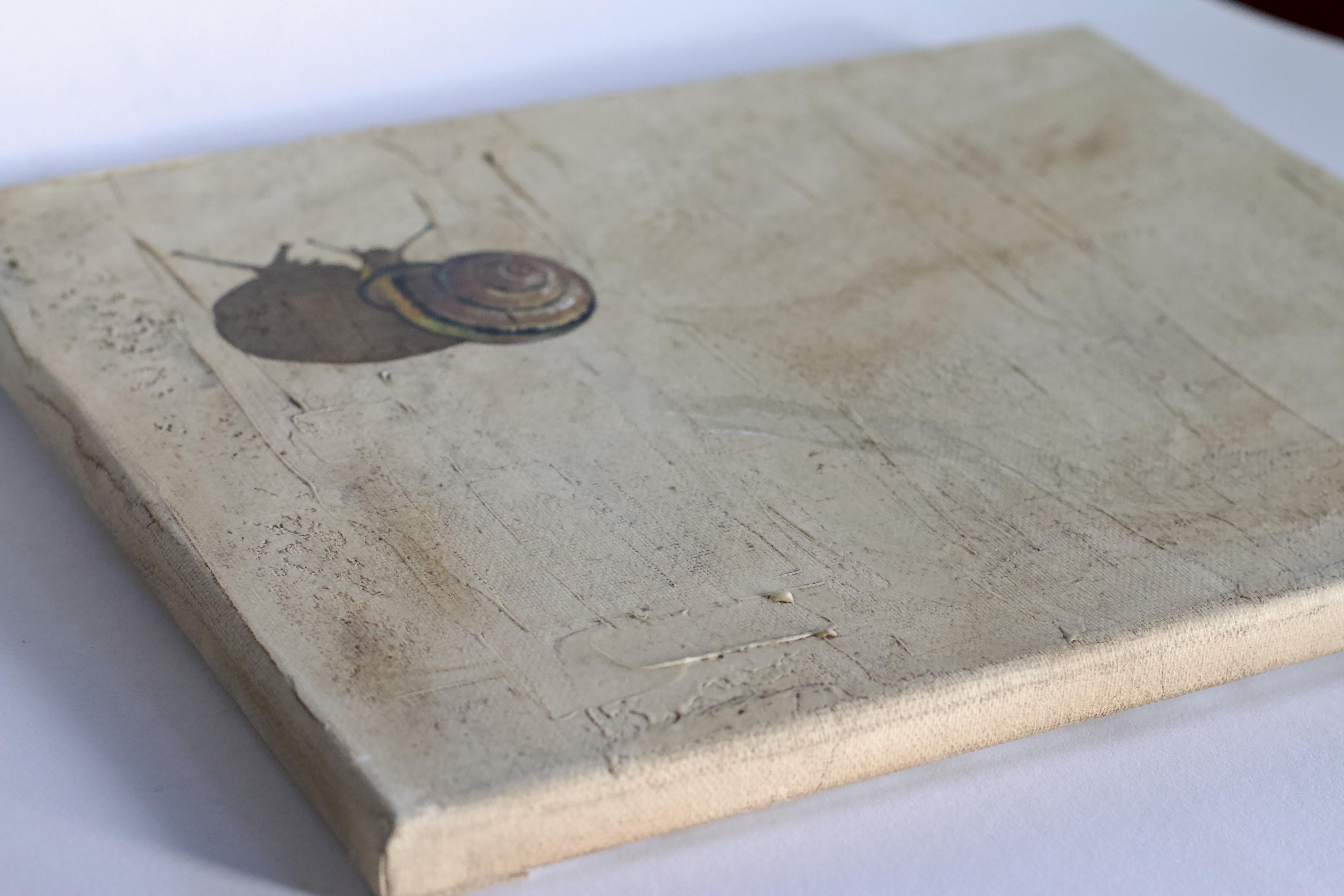 Il s'agit d'une peinture à l'huile, petite mais impressionnante, qui imite un mur sur lequel se trouve un escargot. Elle fait partie de la série, mais chaque tableau est unique. L'escargot a laissé une traînée de bave scintillante sur le mur. La