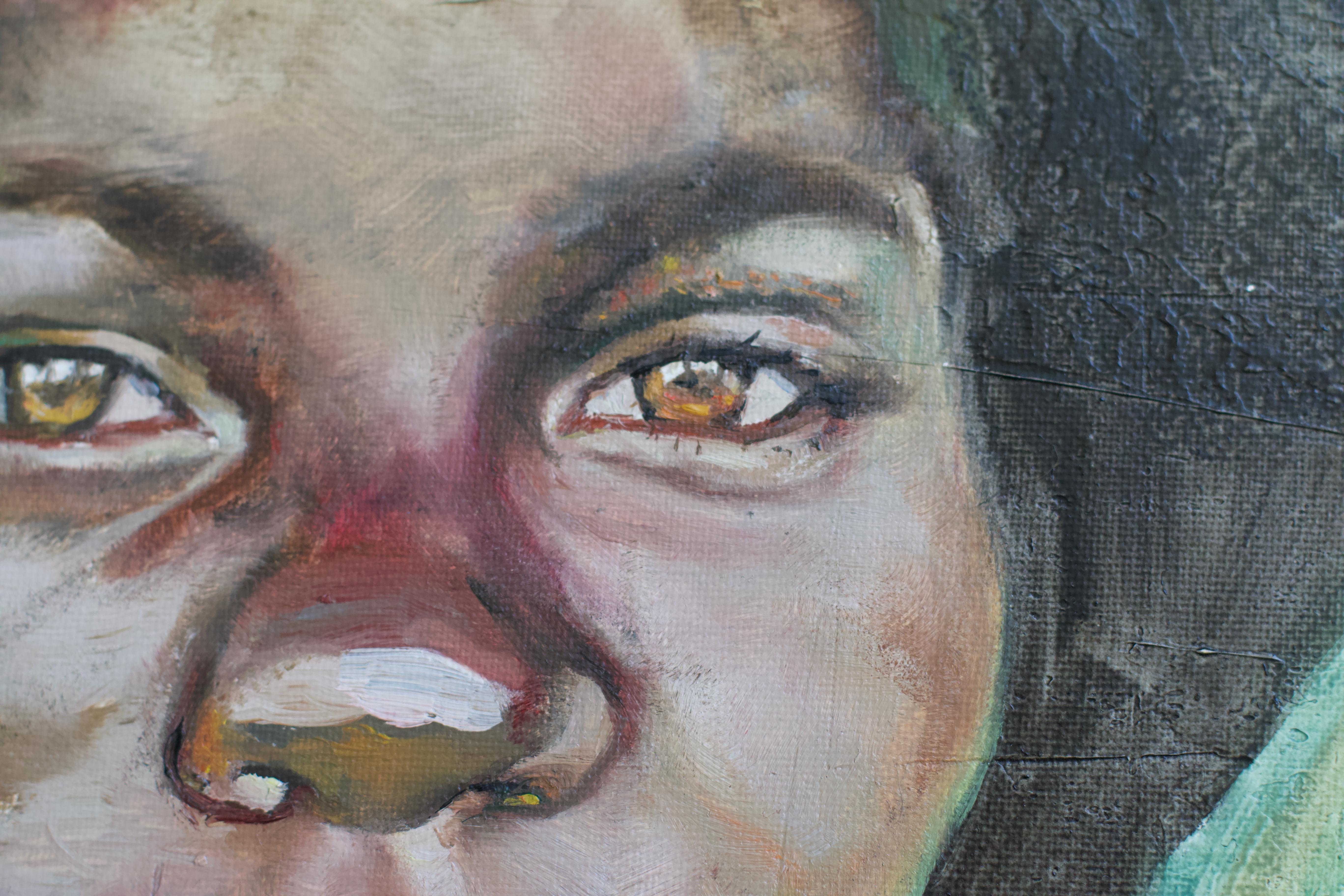 Questo accattivante ritratto a olio presenta la testa di una donna afroamericana su uno sfondo verde. Il suo sguardo è fisso e introspettivo, gli occhi profondi di emozioni e forza tranquilla. L'artista ha reso i suoi capelli naturali con pennellate