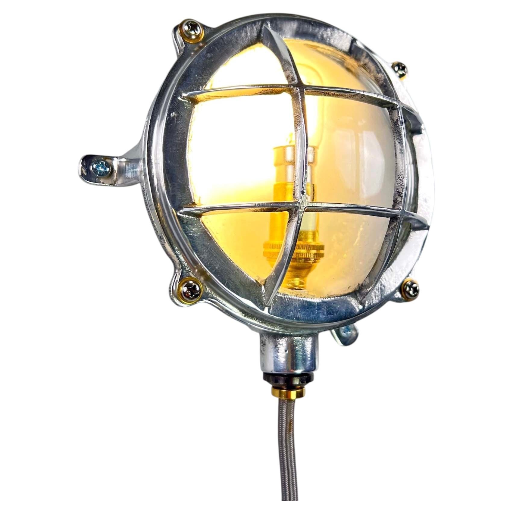 Mini faro a parete da paratia in alluminio Marin con gabbia protettiva