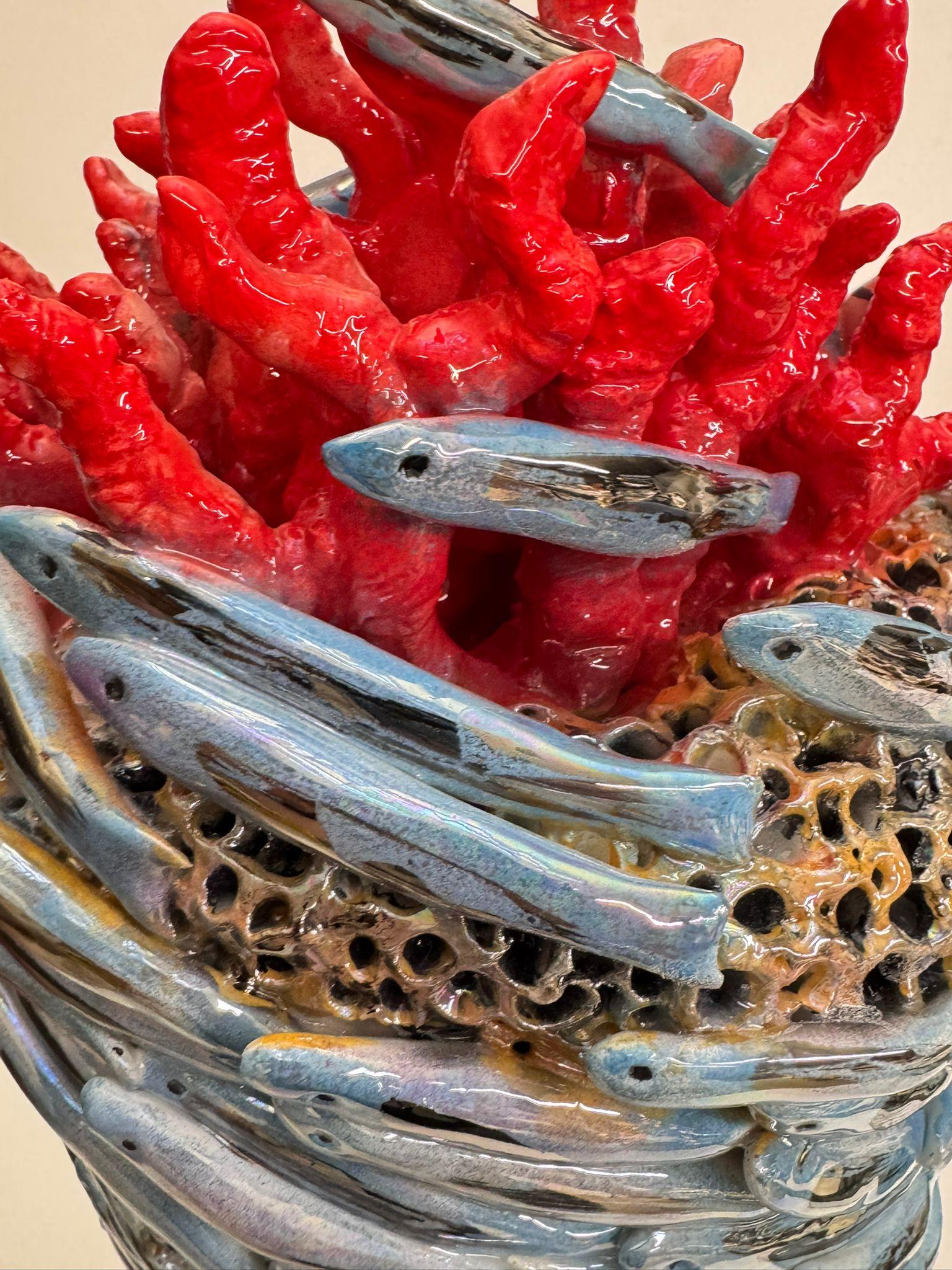 La Marin rossa e oro si ispira a molte reminiscenze culturali dell'Italia. Coralli ispirati al nostro Mediterraneo, elementi dorati per un'arte di lusso. Un viso delicatamente reintegrato impreziosisce la statua. Tutto è fatto a mano senza stampi.