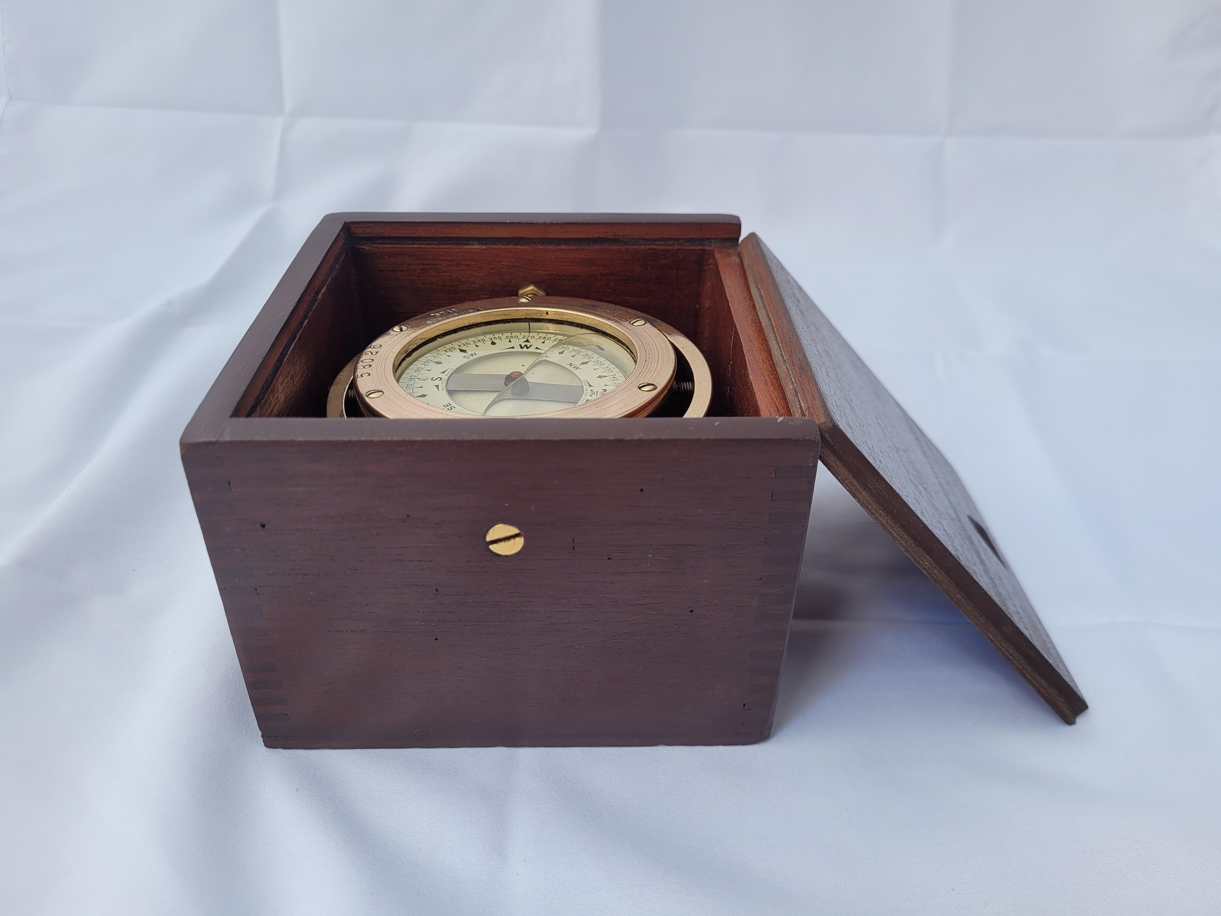 Marine Compass in Box by Star Compass of Boston In Good Condition For Sale In Norwell, MA