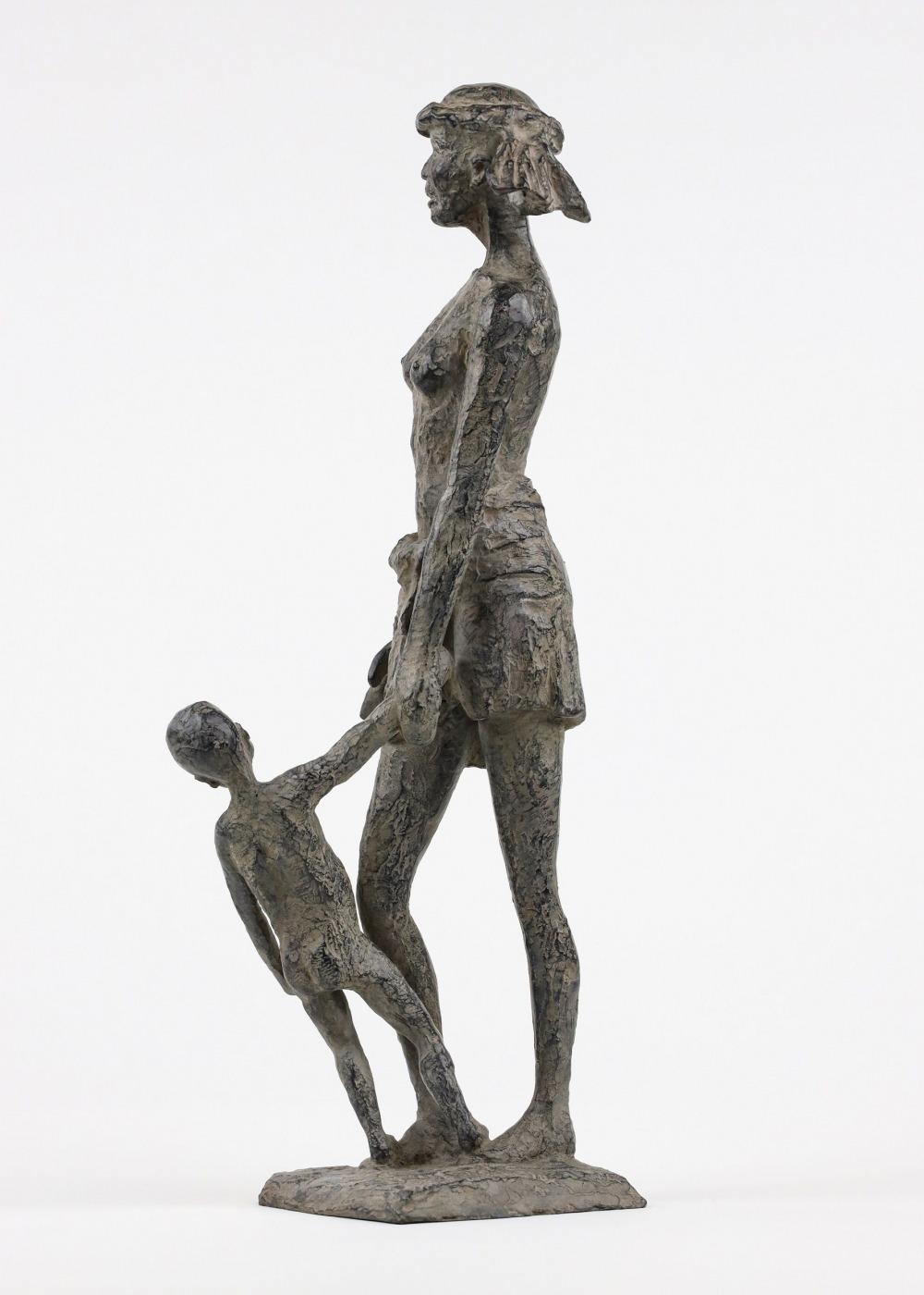 All the time in the world von Marine de Soos - Bronzeskulptur, Mutter und Sohn im Angebot 2