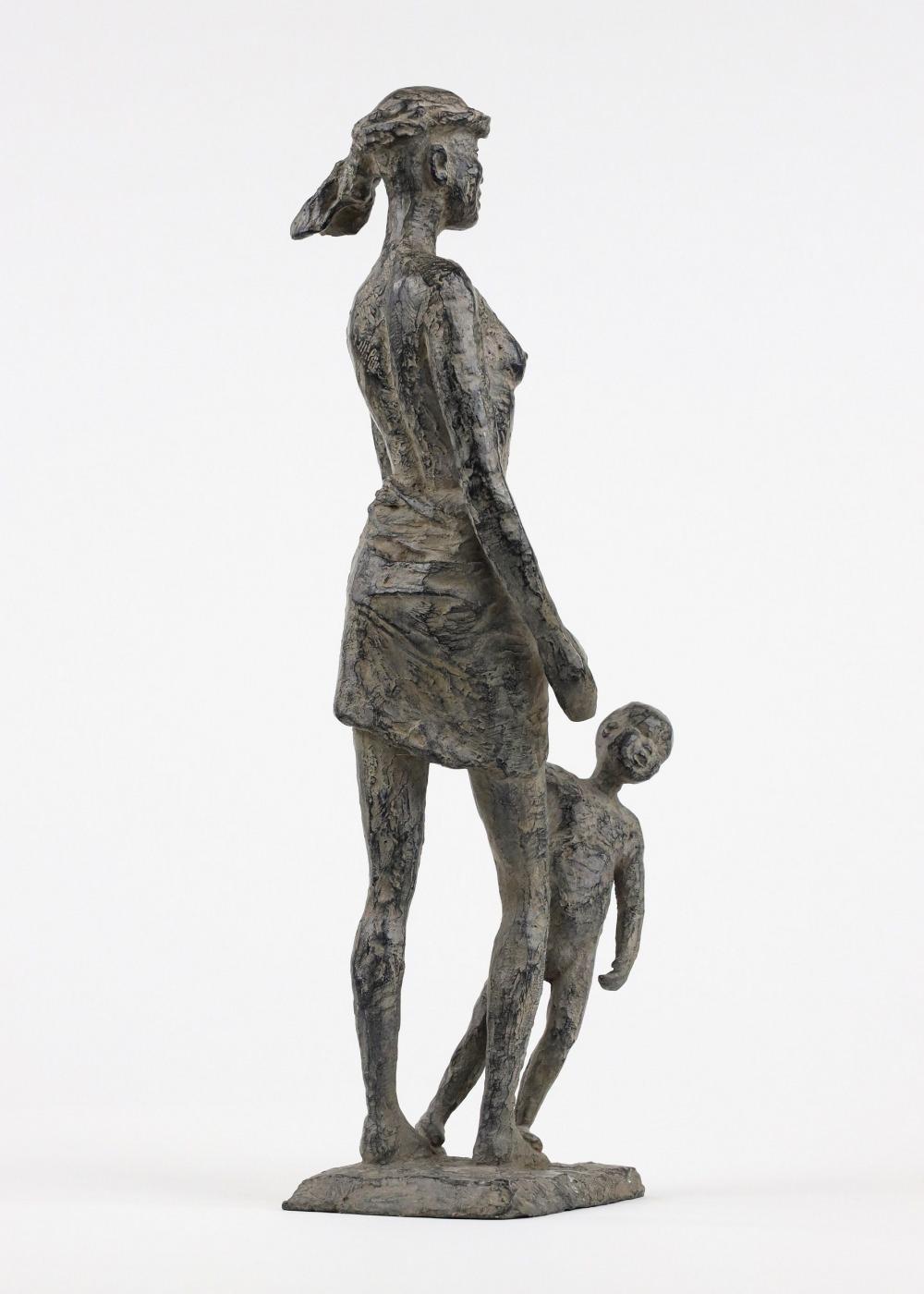 All the time in the world von Marine de Soos - Bronzeskulptur, Mutter und Sohn im Angebot 3