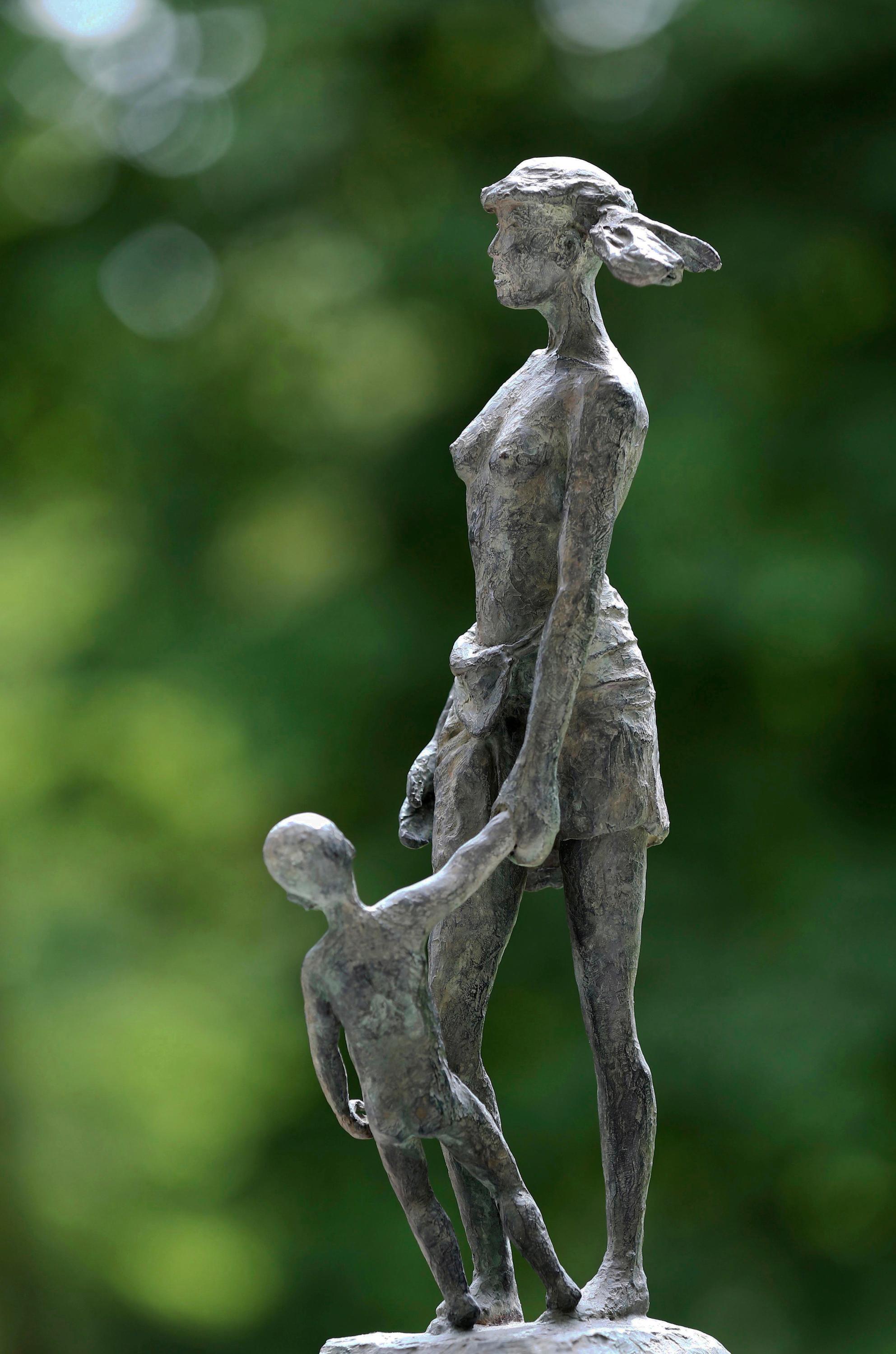 All the time in the world de Marine de Soos - Sculpture en bronze, mère et fils en vente 4
