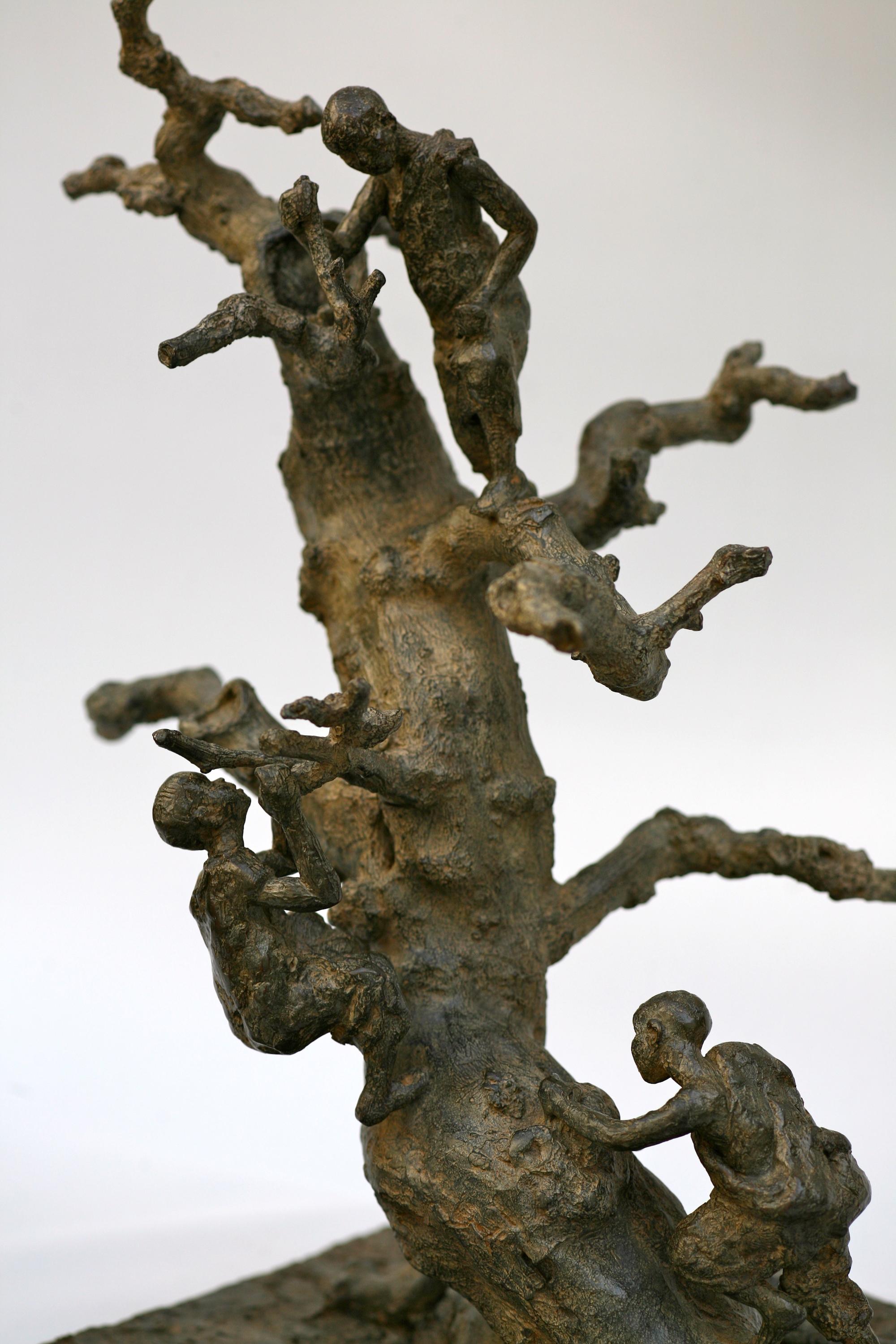 Baum mit Kindern, Bronzeskulptur – Sculpture von Marine de Soos