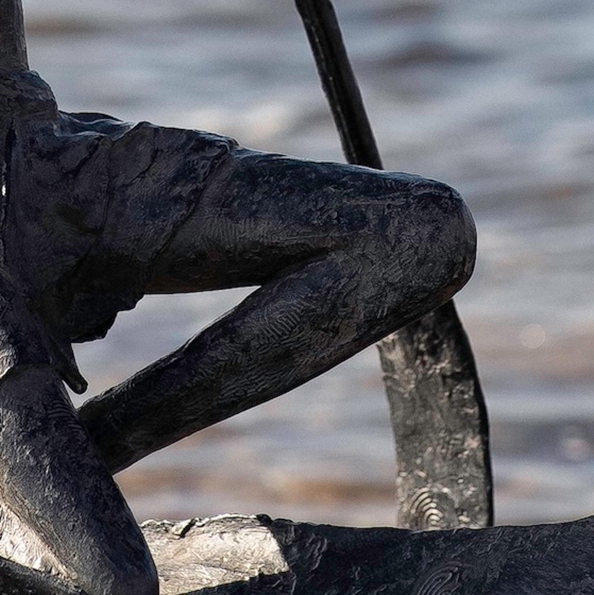 At Dawn by Marine de Soos - Bronze sculpture, figurative, man im Angebot 4