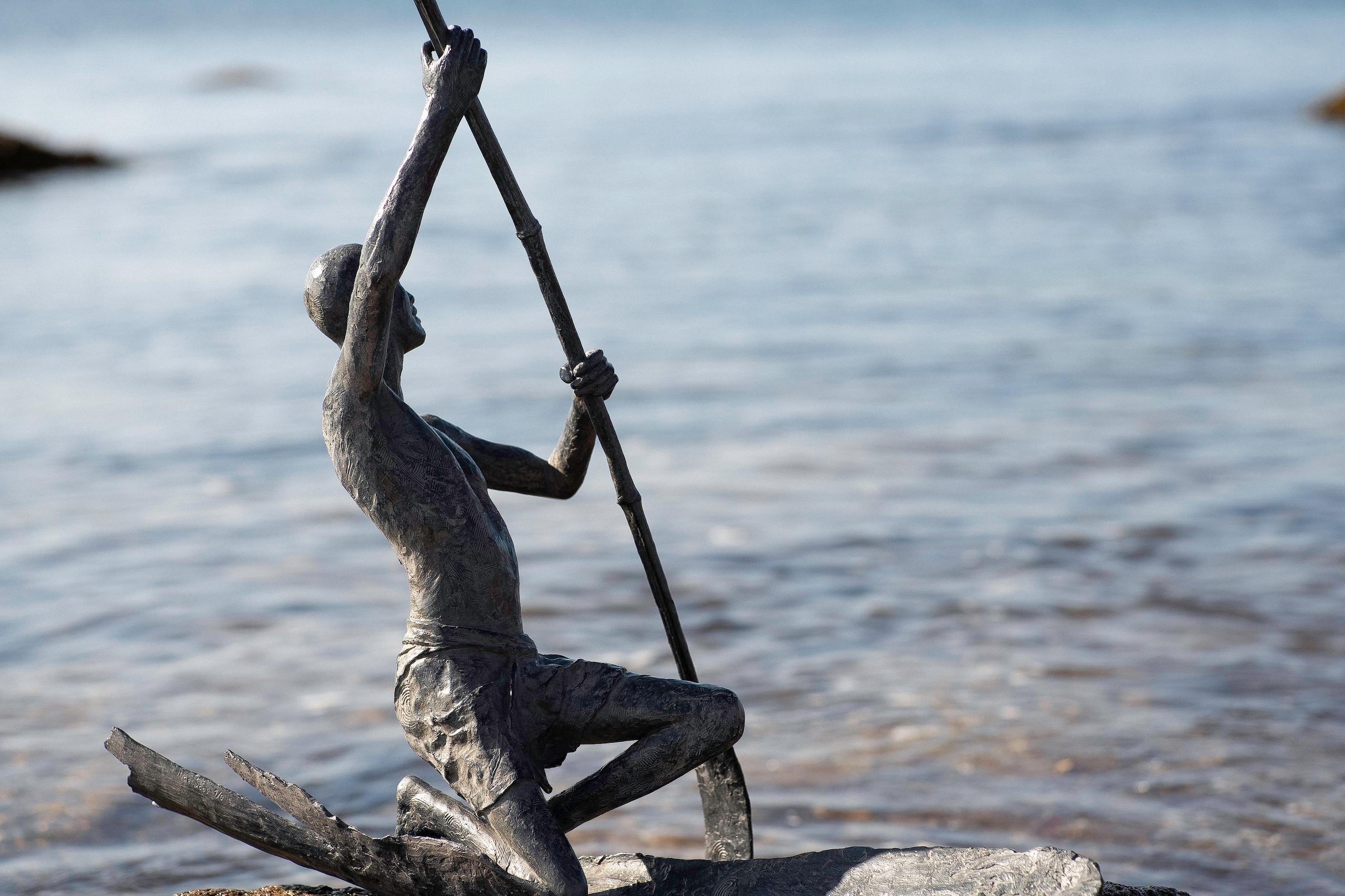 At Dawn by Marine de Soos - Bronze sculpture, figurative, man im Angebot 7