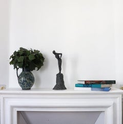 Attitude III par Marine de Soos - Sculpture en bronze de femme nue, contemporaine