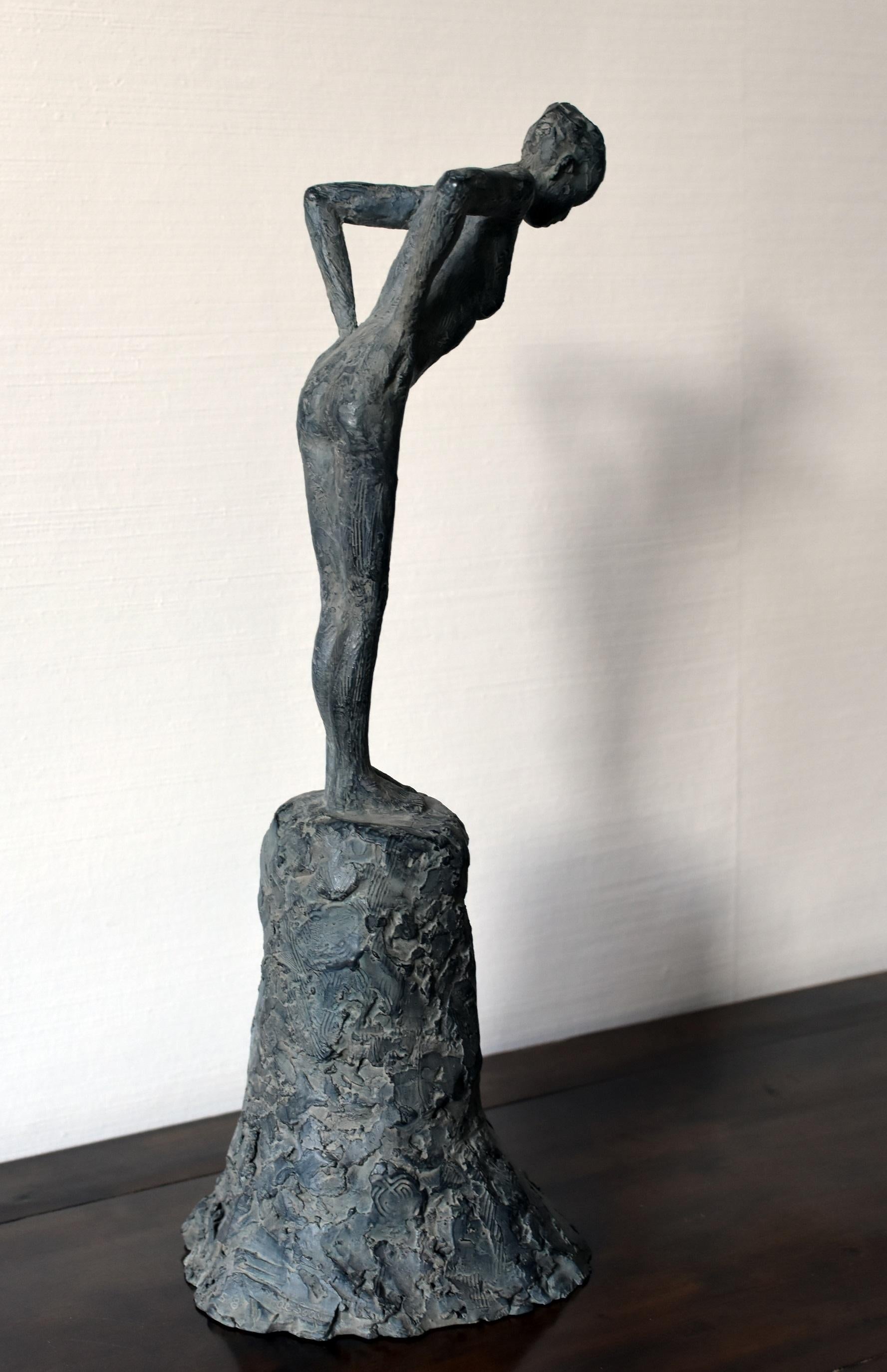 Attitude III de Marine de Soos - Escultura desnudo femenino en bronce, contemporánea en venta 3