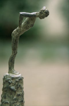Attitude III von Marine de Soos – weibliche nackte Bronzeskulptur, zeitgenössisch