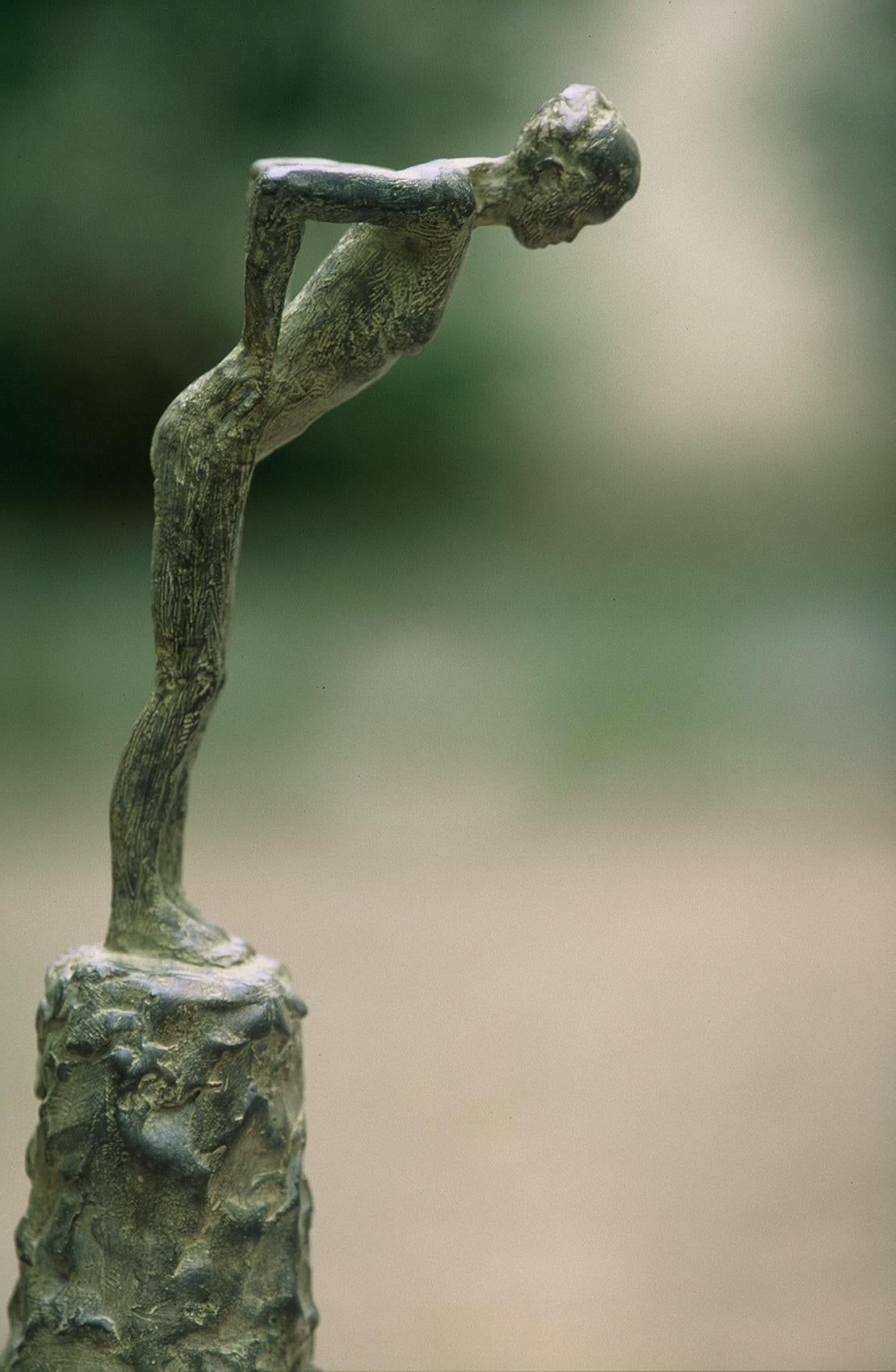 Attitude III est une sculpture en bronze de l'artiste contemporaine française Marine de Soos, dont les dimensions sont de 41,5 × 14 × 18 cm (16,3 × 5,5 × 7,1 in). 
La sculpture est signée et numérotée, elle fait partie d'une édition limitée à 8