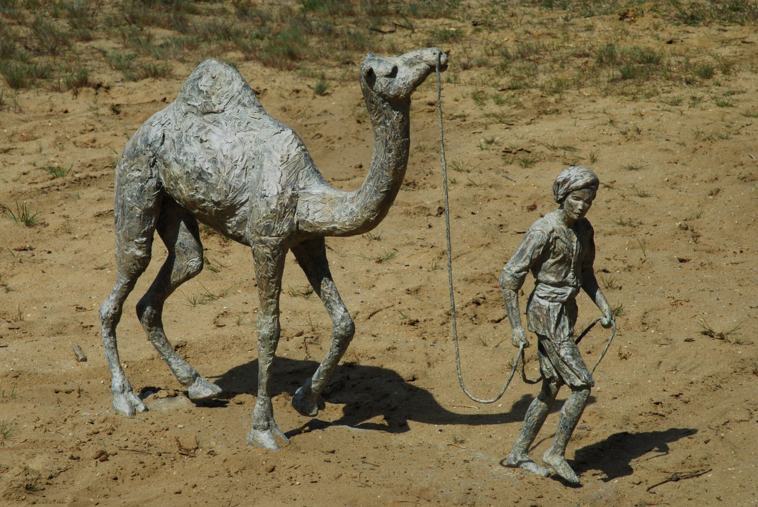 Au fil des sables di Marine de Soos - Scultura animale in bronzo, cammello in vendita 5