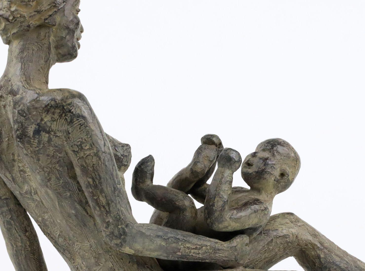 Babbling par Marine de Soos - Sculpture de nus en bronze, mère et enfant, figurative en vente 3