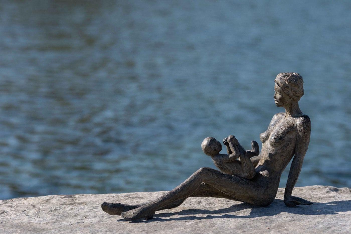 Babbling par Marine de Soos - Sculpture de nus en bronze, mère et enfant, figurative en vente 4