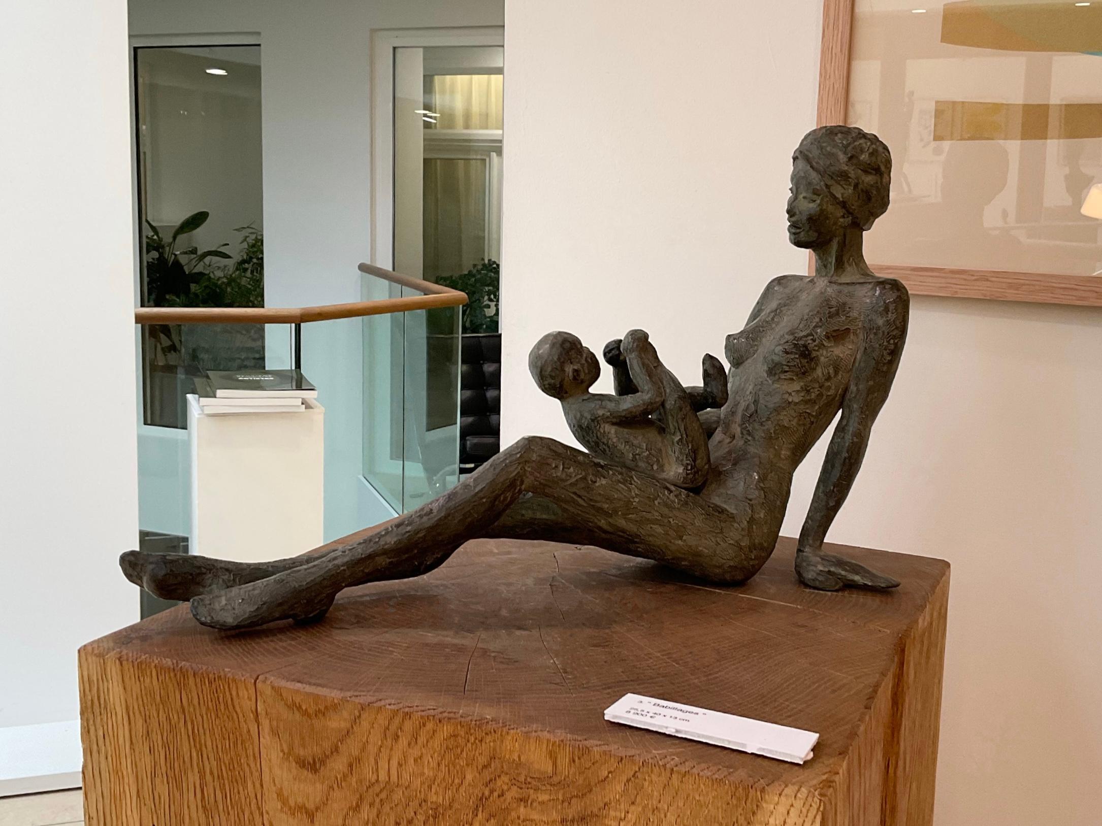 Babbling par Marine de Soos - Sculpture de nus en bronze, mère et enfant, figurative en vente 5