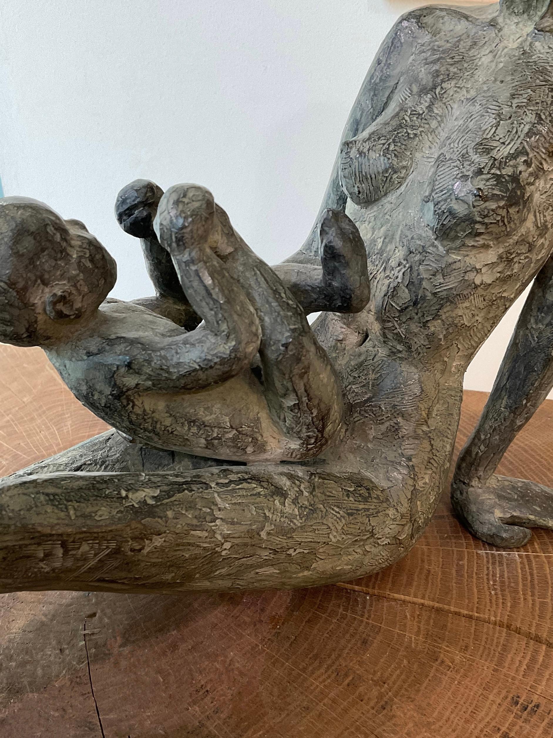 Babbling par Marine de Soos - Sculpture de nus en bronze, mère et enfant, figurative en vente 6