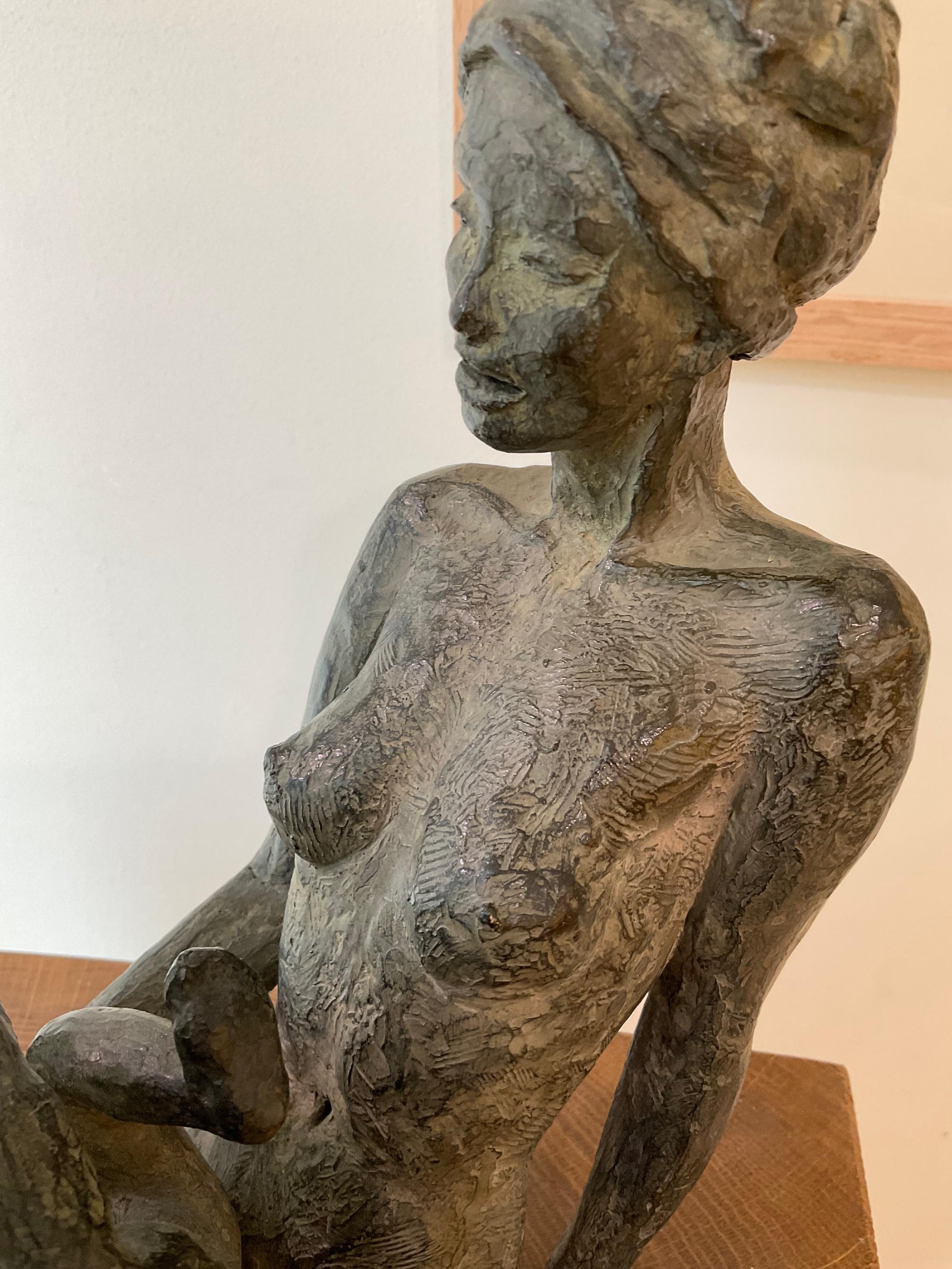 Babbling par Marine de Soos - Sculpture de nus en bronze, mère et enfant, figurative en vente 7