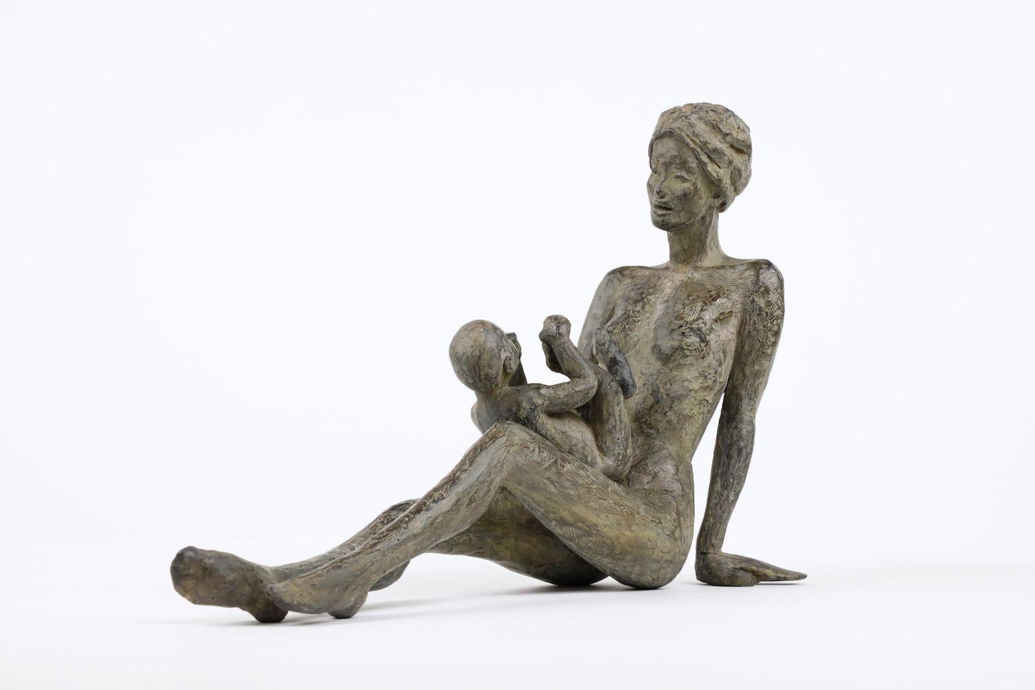 Babbling by Marine de Soos – Bronzeskulptur, Mutter und Kind im Angebot 1