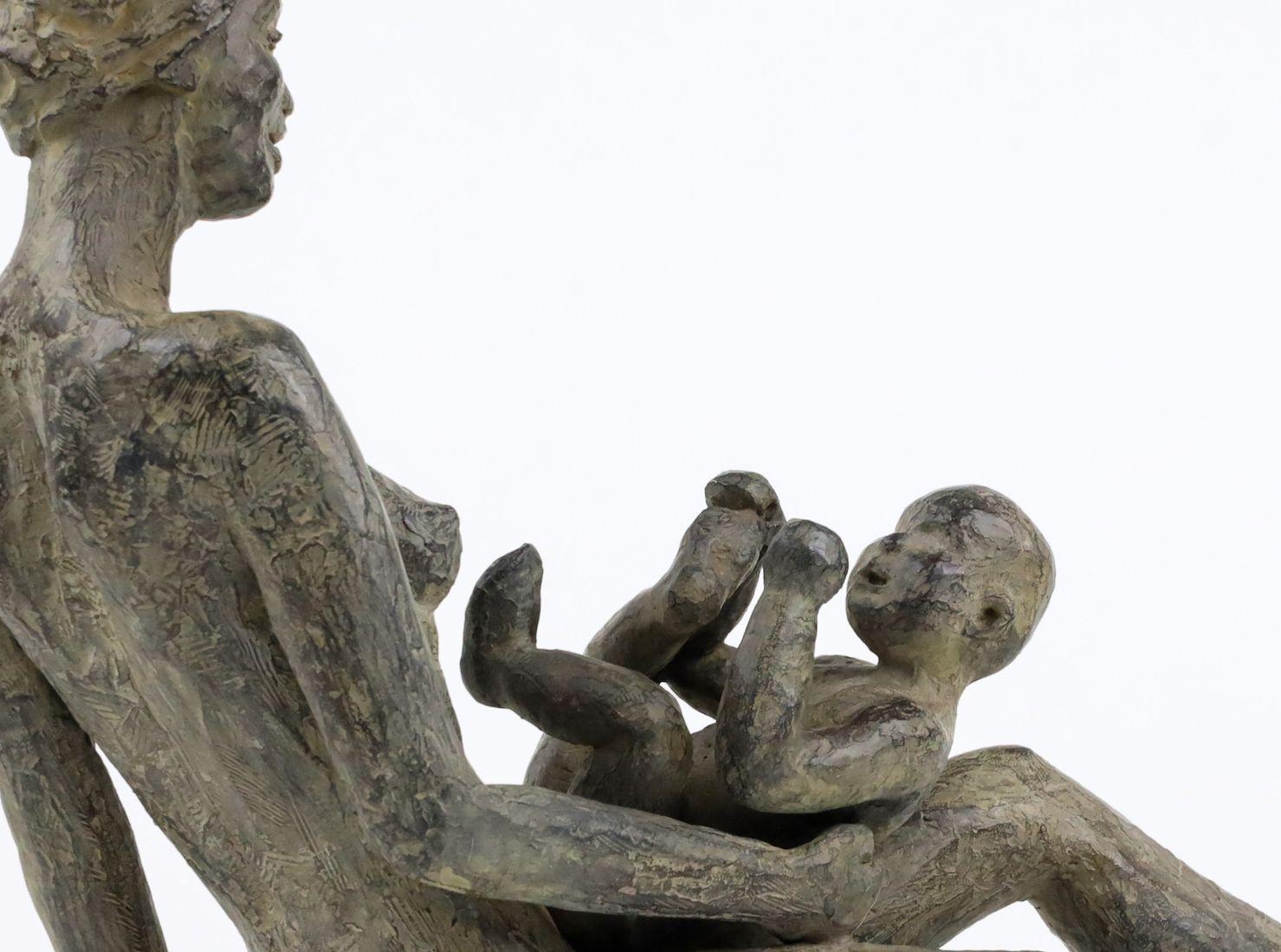 Babbling by Marine de Soos – Bronzeskulptur, Mutter und Kind im Angebot 3