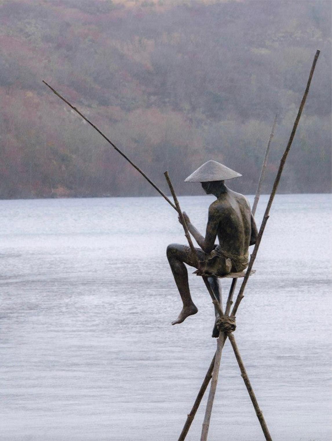 Bajo Fisherman by Marine de Soos - Escultura grande de bronce para exterior, figura humana en venta 1