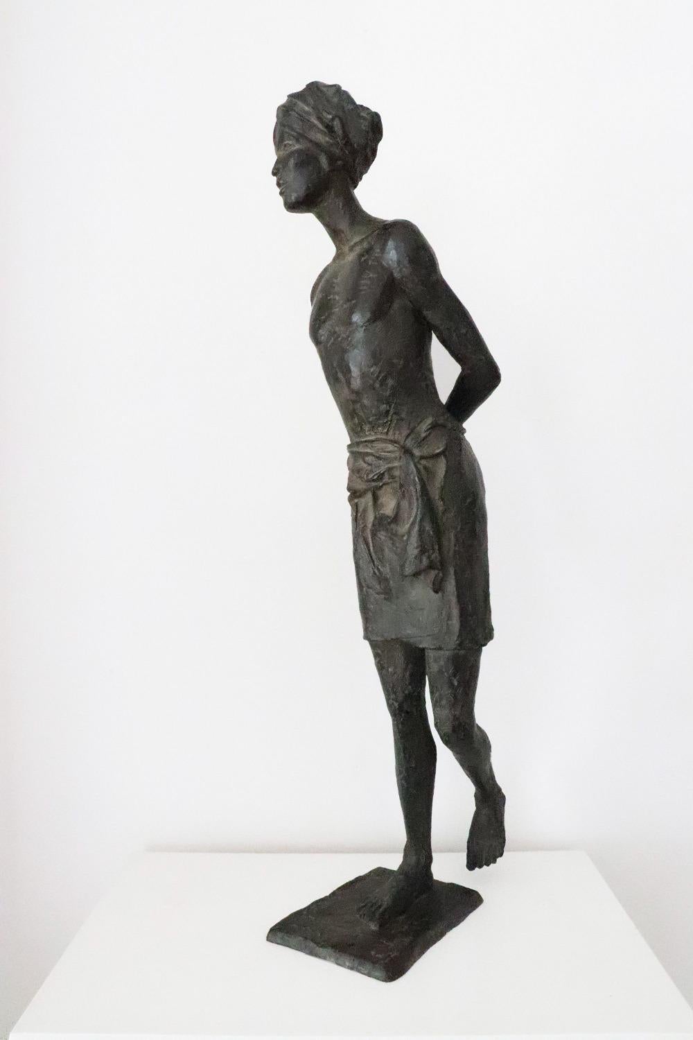 Pieds nus sur la terre sacrée par Marine de Soos - Sculpture en bronze, personnage, homme 1