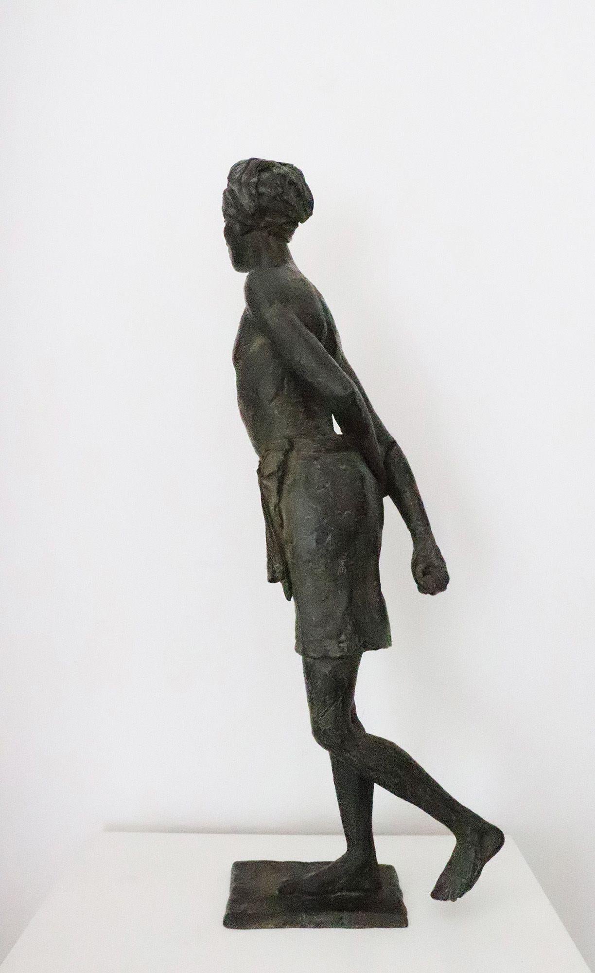 Pieds nus sur la terre sacrée par Marine de Soos - Sculpture en bronze, personnage, homme 2