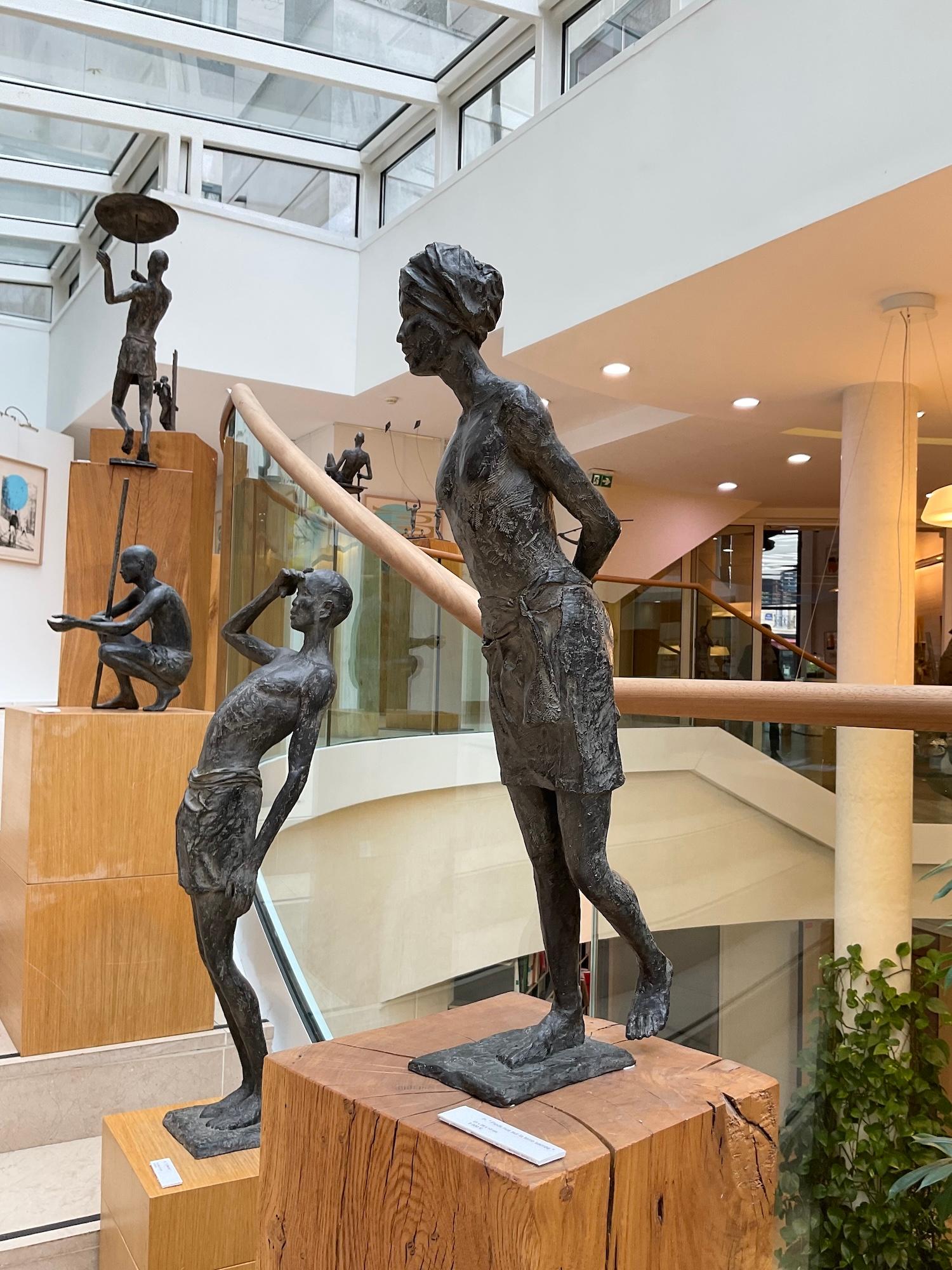 Descalzos por la tierra sagrada de Marine de Soos -Escultura desnuda de bronce, figurativa en venta 4