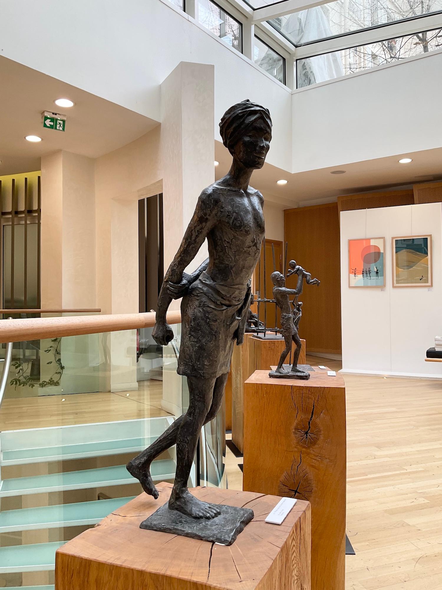 Descalzos por la tierra sagrada de Marine de Soos -Escultura desnuda de bronce, figurativa en venta 6